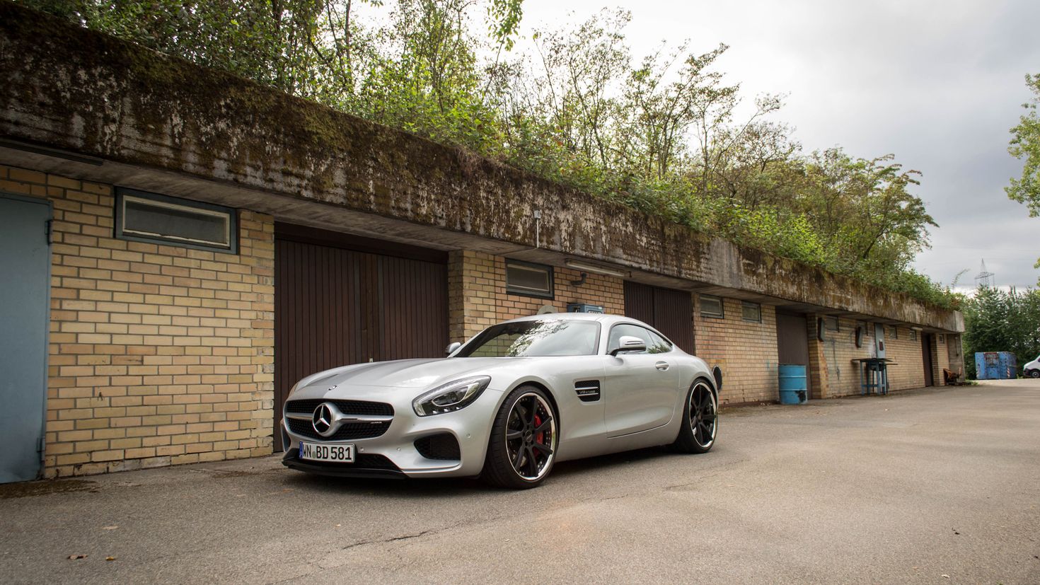 Mercedes AMG gt в гараже