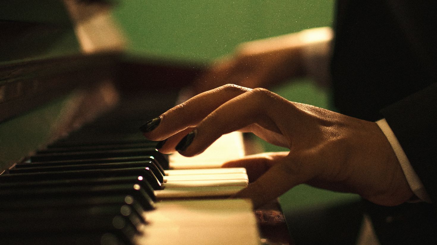Мелодии на фортепиано слушать. Руки на фортепиано. Руки на клавишах пианино. Руки на пианино. Обои на рабочий стол пианино.