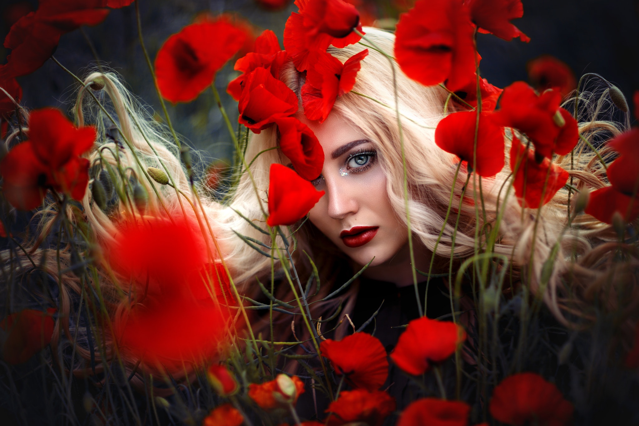 Девушка в Красном с цветами