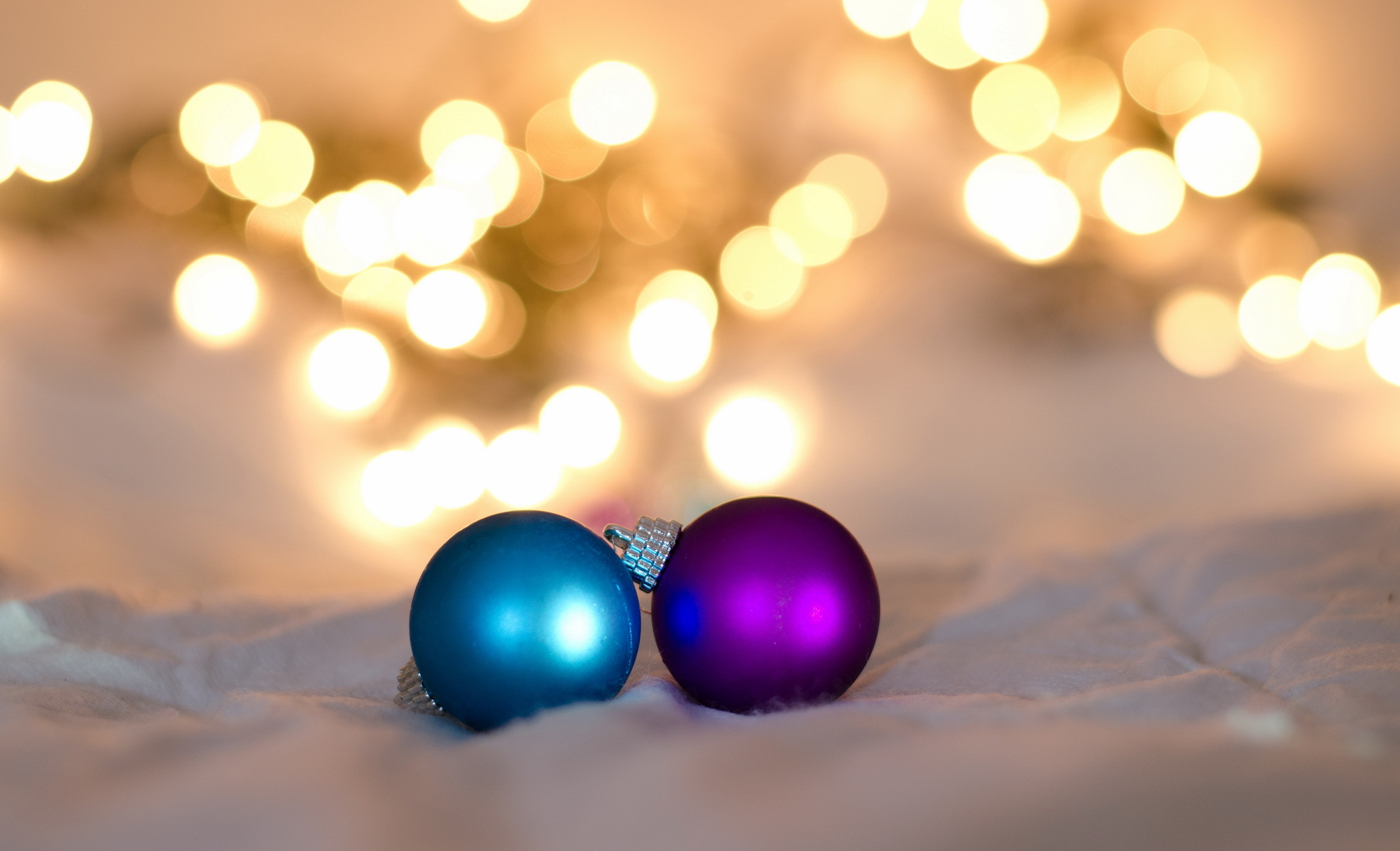 Téléchargez des papiers peints mobile Jouets De Noël, Jouets Du Nouvel An, Des Balles, Éblouissement, Éclat, Balles, Fêtes gratuitement.