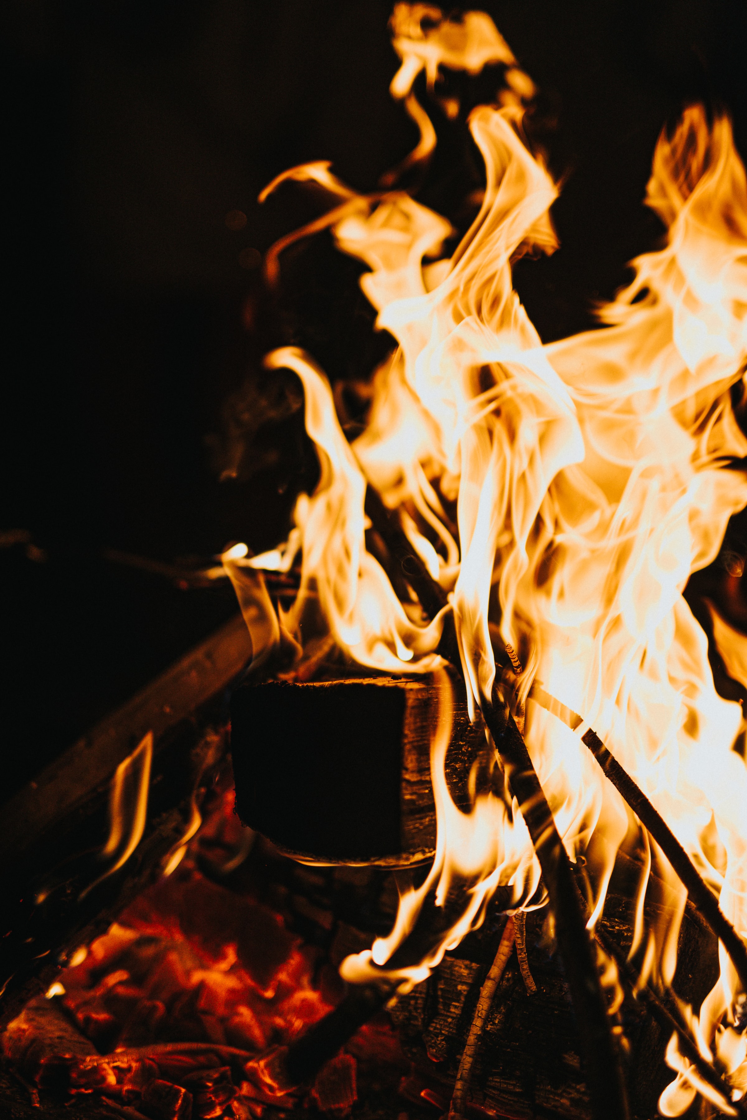 Laden Sie das Feuer, Bonfire, Hell, Dunkel, Flamme-Bild kostenlos auf Ihren PC-Desktop herunter
