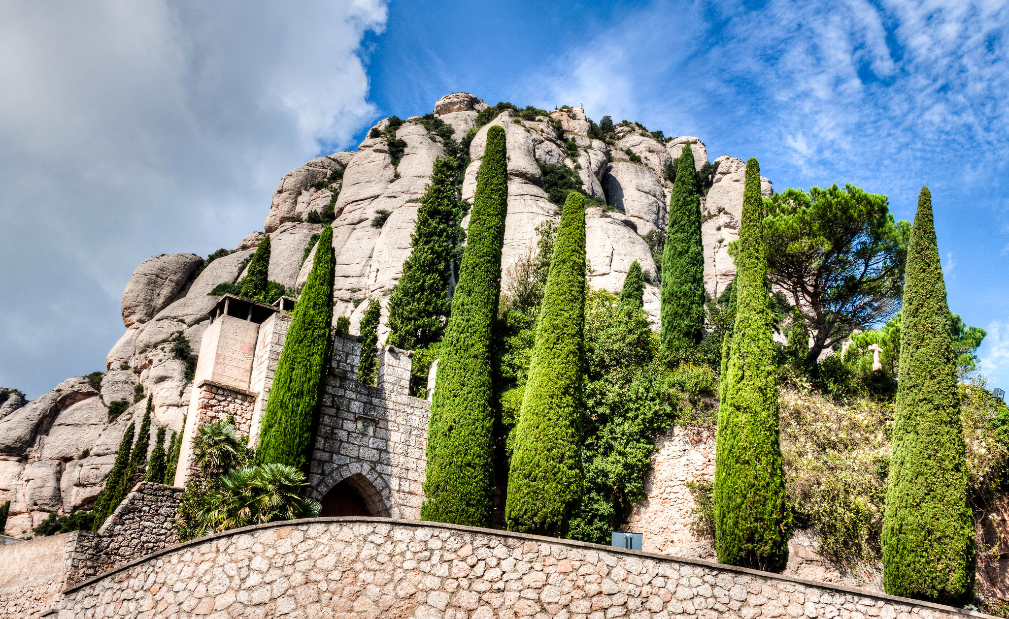 Laden Sie das Bäume, Montserrat, Natur, Katalonien, Spanien-Bild kostenlos auf Ihren PC-Desktop herunter