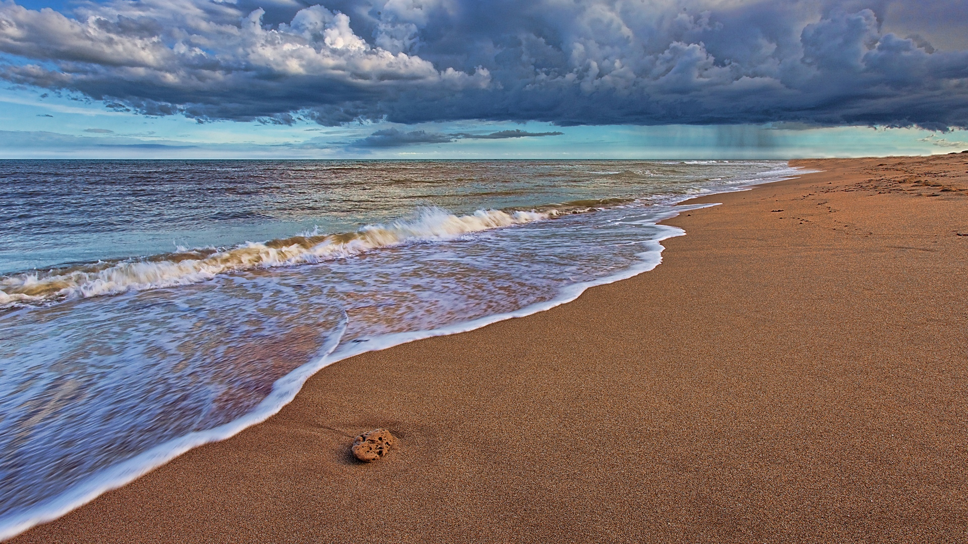 море и песчаный пляж
