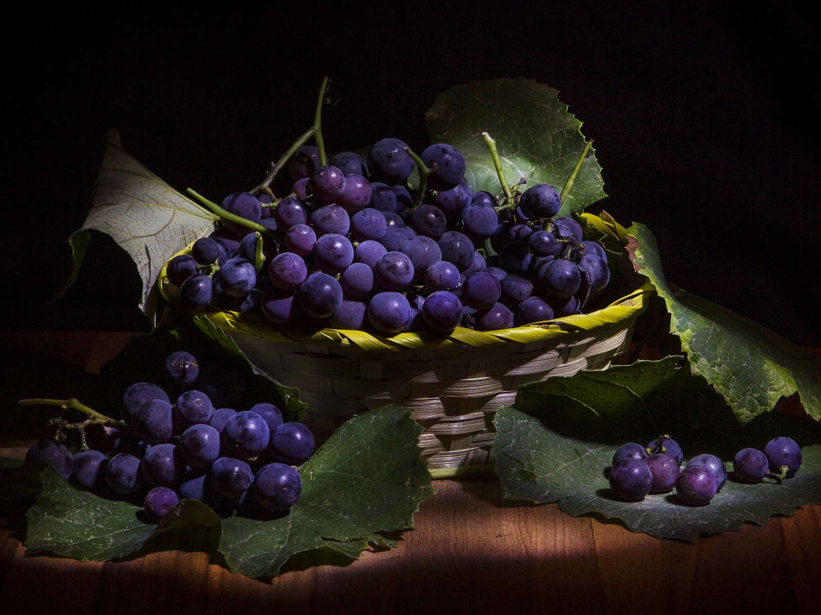 wallpapers photography, still life, basket, grapes, leaf