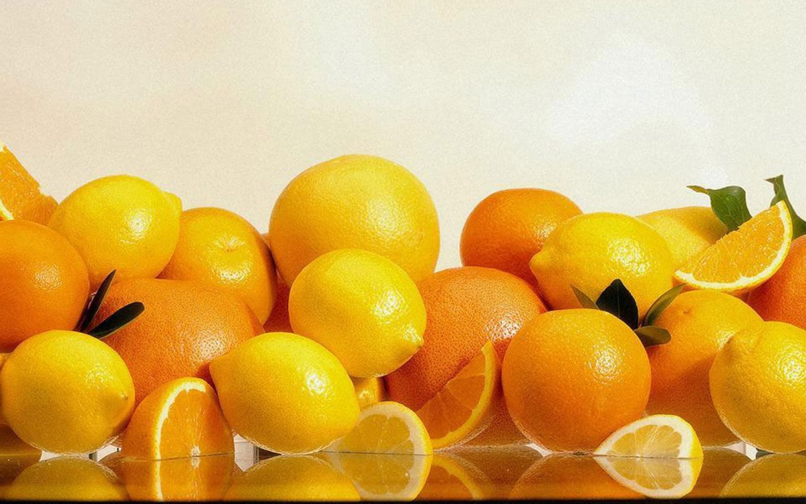 День апельсинов и лимонов картинки. Апельсин и лимон. Апельсины с пожеланиями. Оранжевый лимон. Цитрусовый фон.