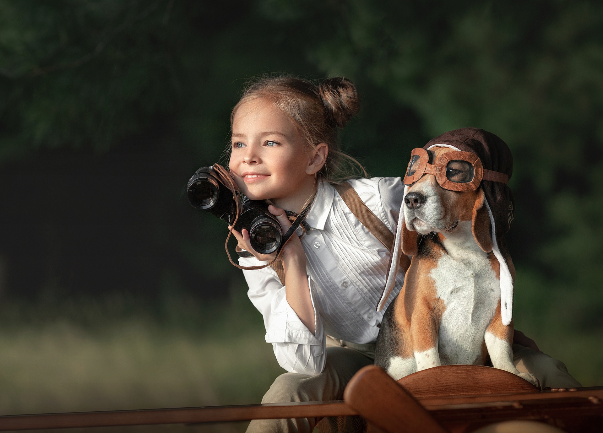 928055 baixar papel de parede fotografia, criança, beagle, binóculos, profundidade de campo, cão, garotinha - protetores de tela e imagens gratuitamente
