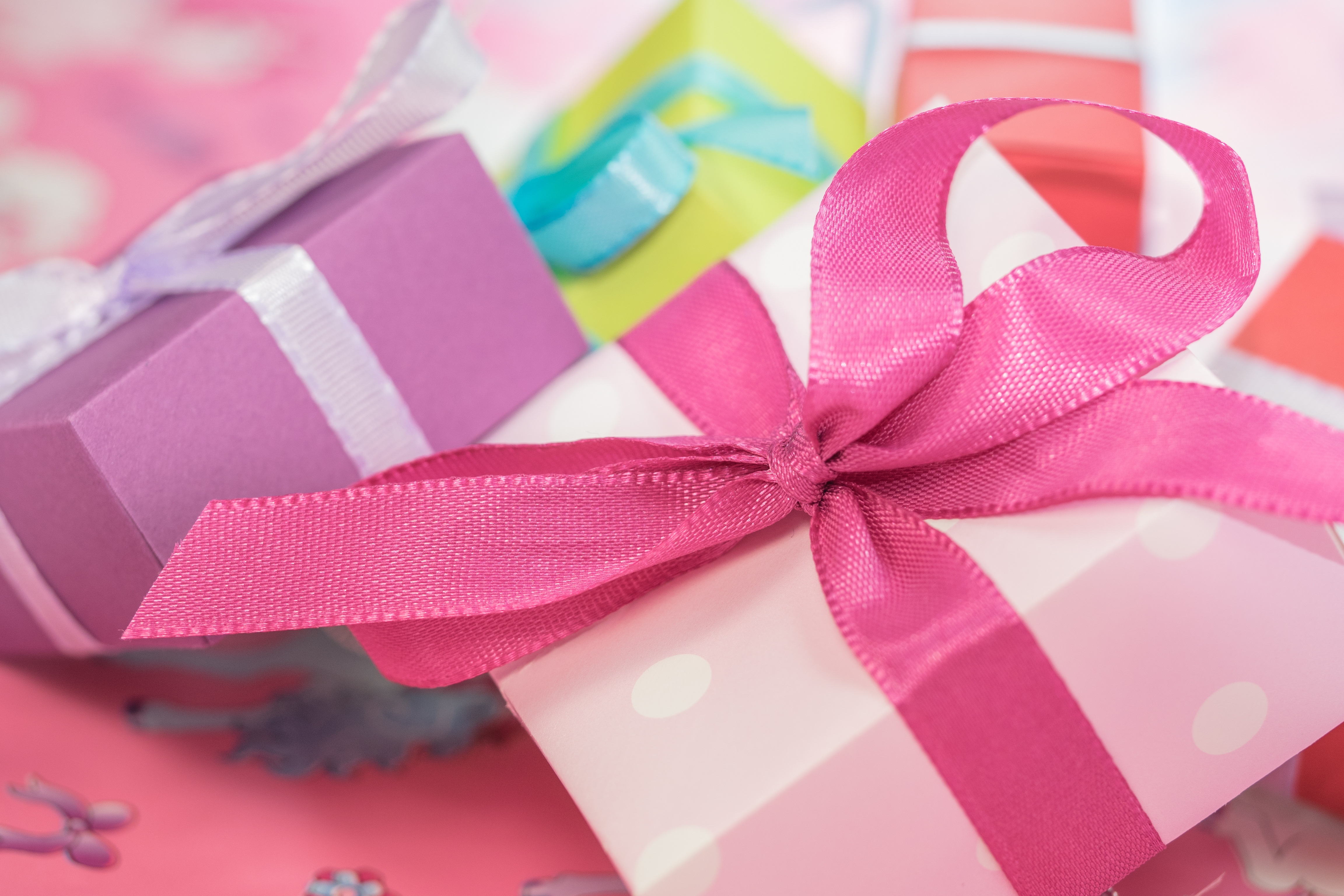 Дарите подарки на английском. Подарки картинки красивые. Подарок на день рождения. Подарок розовый. Фон с подарками на день рождения.