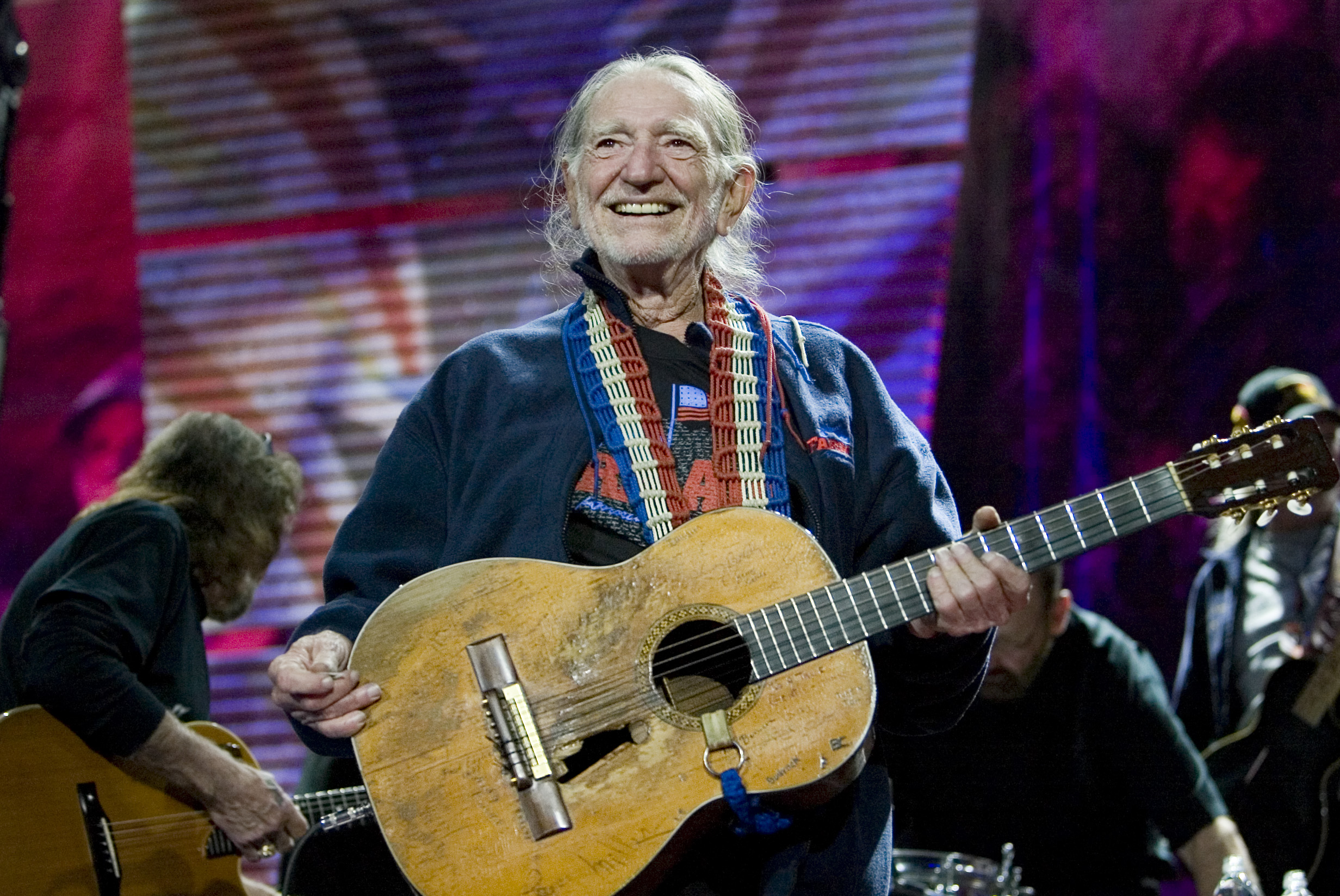 Песня временно. Нельсон музыкант. Вилли музыкант. Willie Nelson его гитара. «Триггер» Вилли Нельсона.