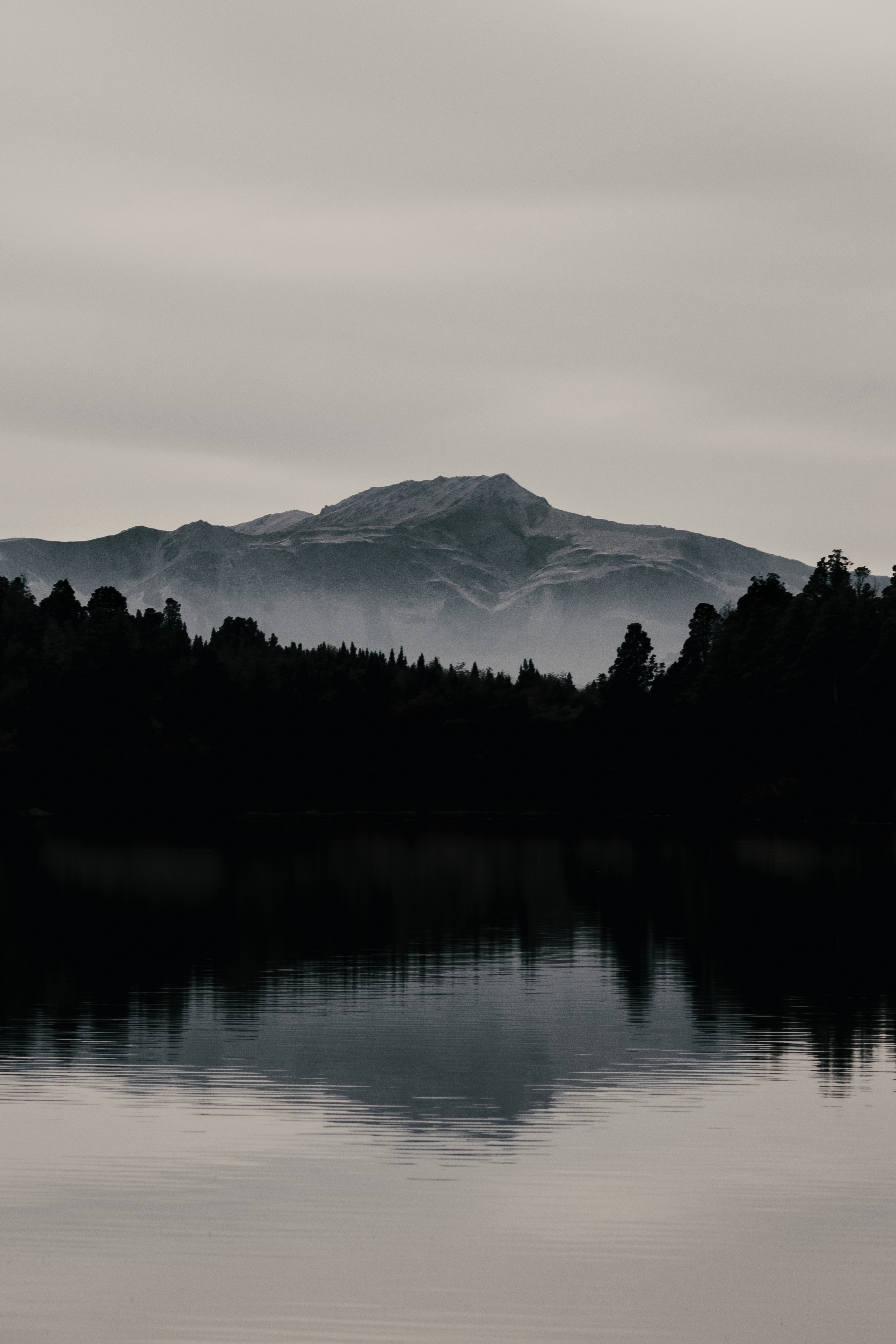 Laden Sie das Berg, Reflexion, Natur, See, Wald, Dunkel, Landschaft-Bild kostenlos auf Ihren PC-Desktop herunter
