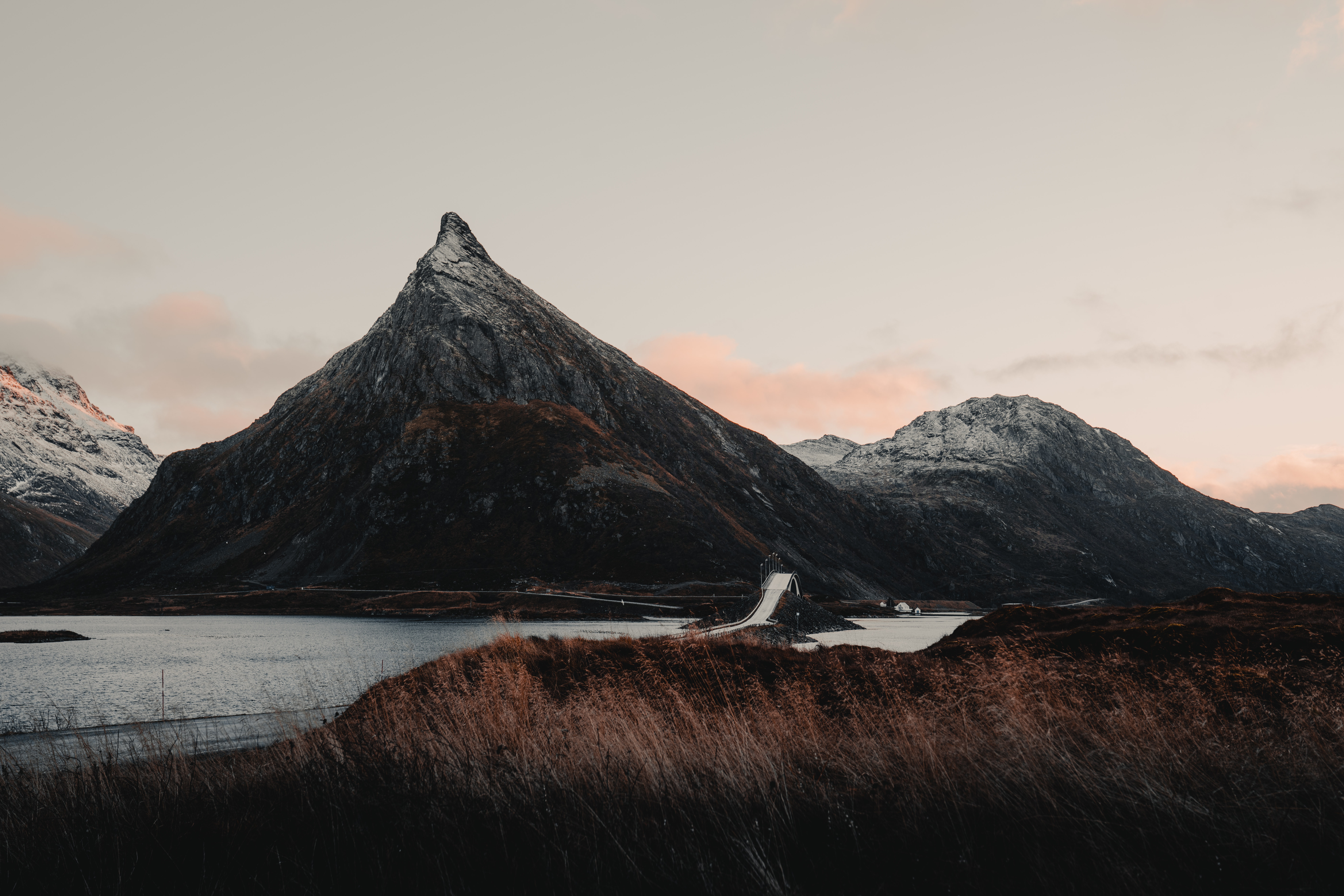 115757 скачать картинку норвегия, горы, река, пейзаж, природа, мост - обои и заставки бесплатно
