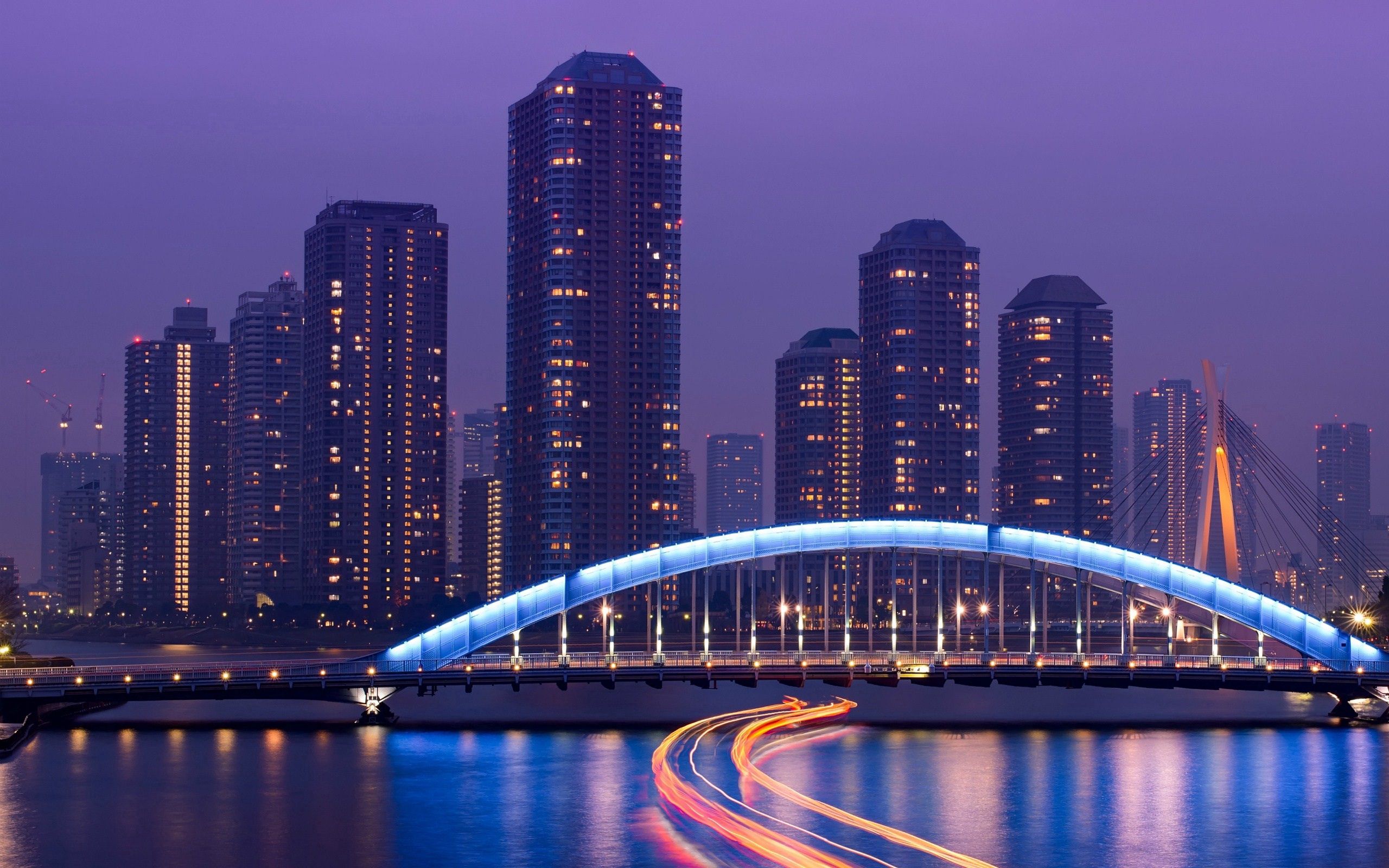 Скачать обои бесплатно Мост, Ночь, Небоскребы, Токио, Свет, Города, Море картинка на рабочий стол ПК