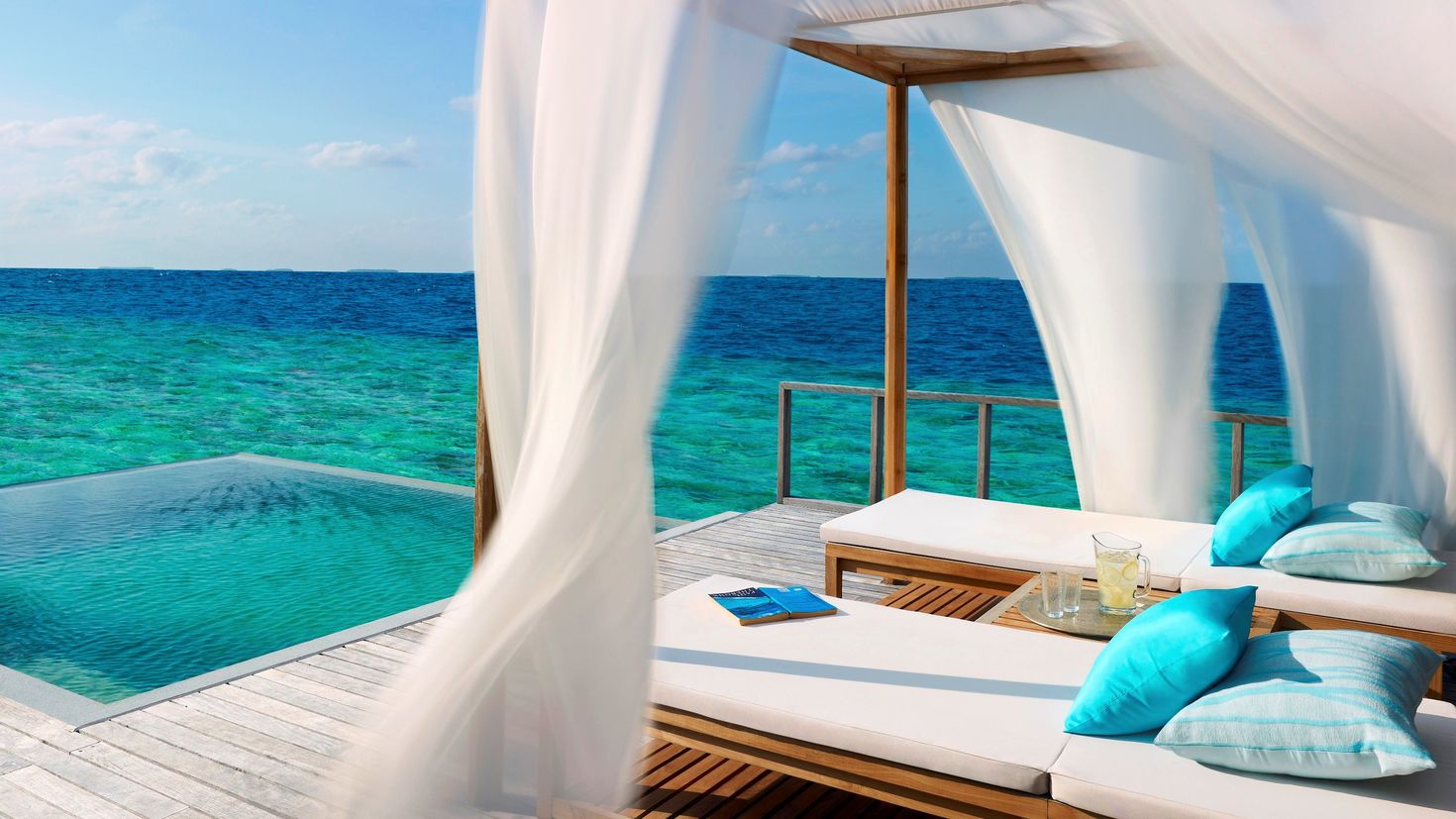 Красивые отели на море. Мальдивы Дусит Тхани отель. Красивый вид на море. Море с отелем. Шикарный вид на море.