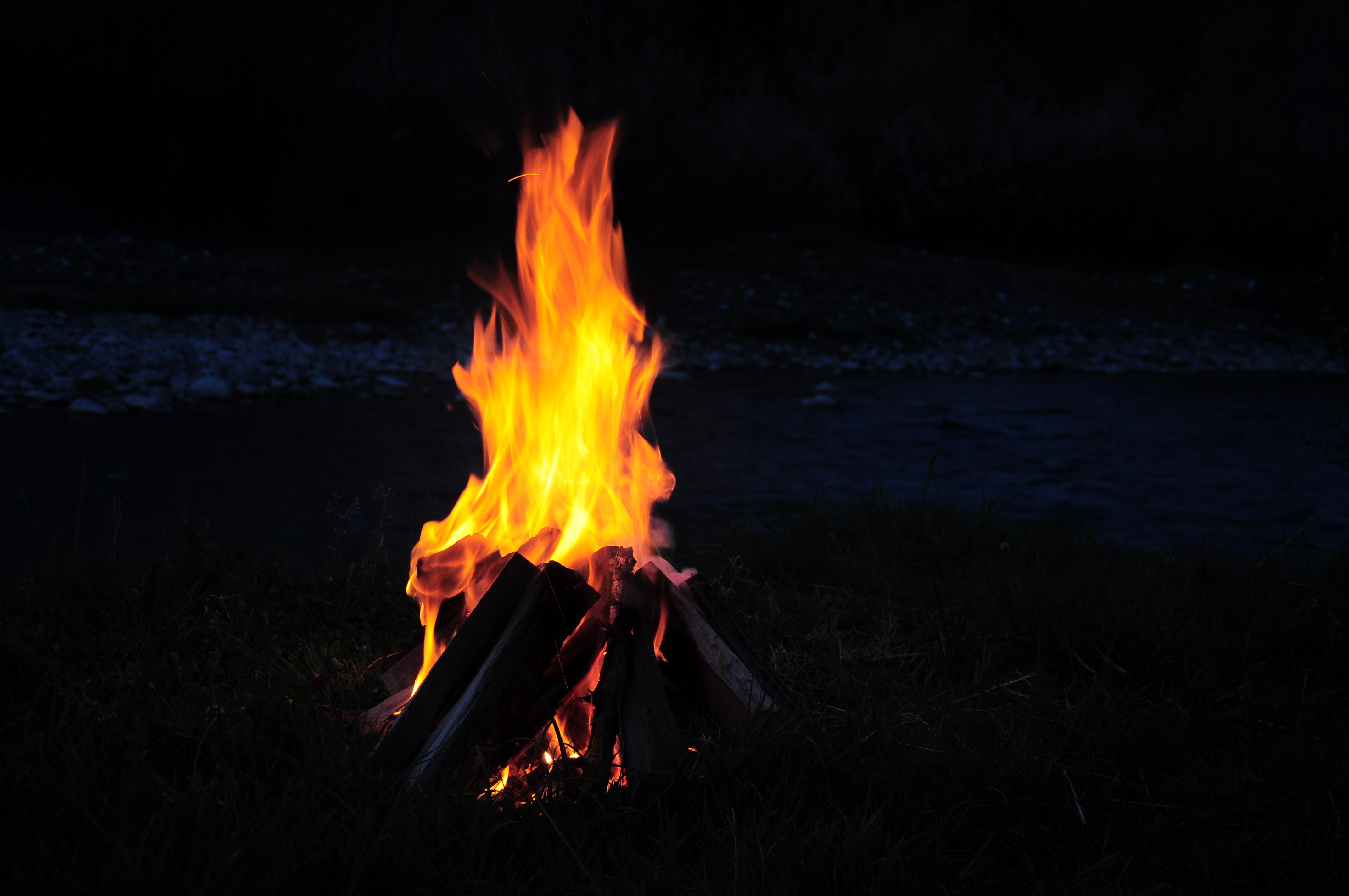 118469 Hintergrundbild herunterladen brennholz, feuer, bonfire, übernachtung, dunkel, camping, campingplatz - Bildschirmschoner und Bilder kostenlos