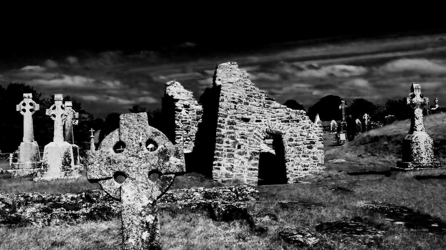 Белое кладбище. Clonmacnoise. Достопримечательности Северной Ирландии замок Данлюс.