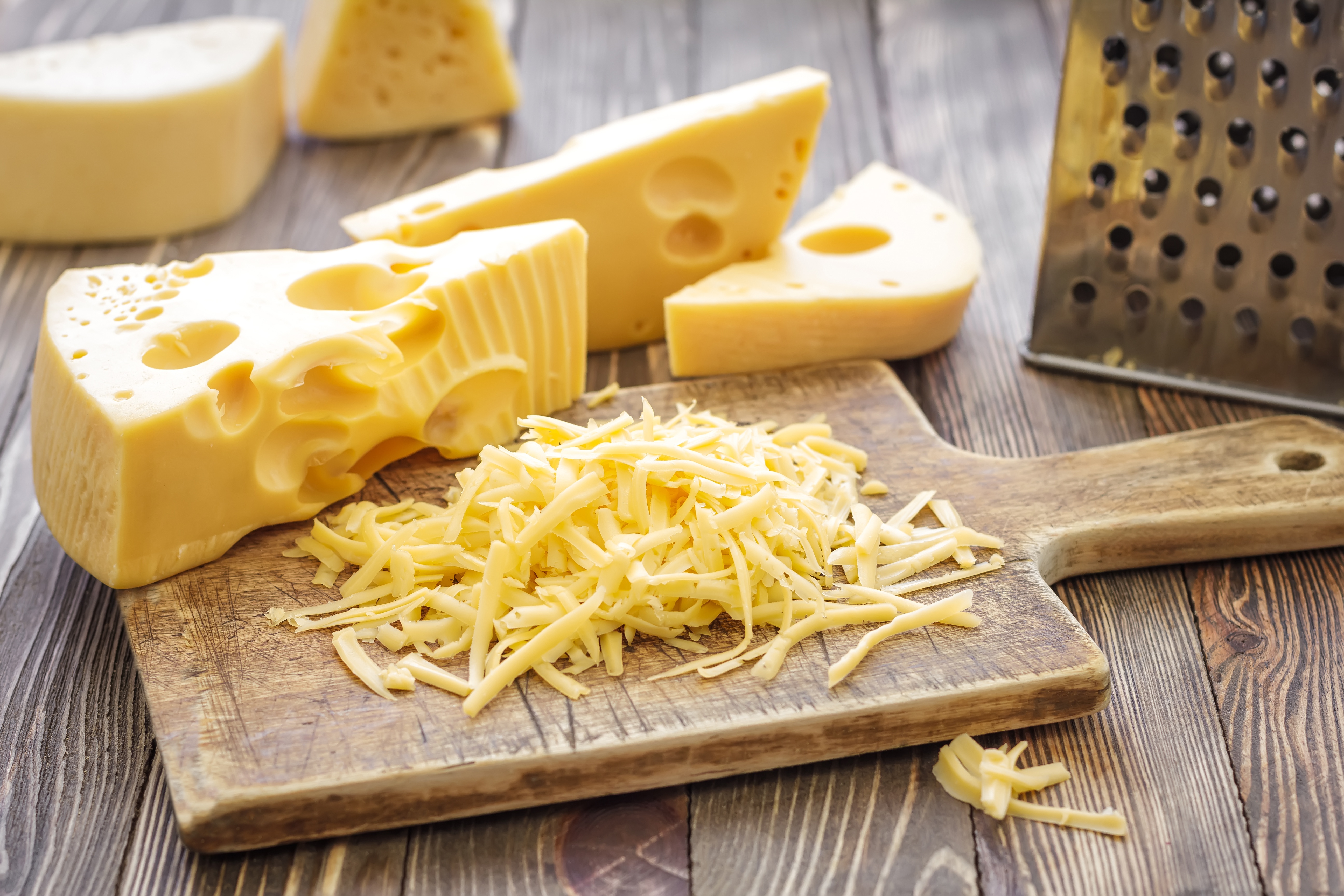 Сонник есть сыр. Сыр Маасдам Швейцария. Цветной сыр. Сыр нарезанный. Сыр твердый.