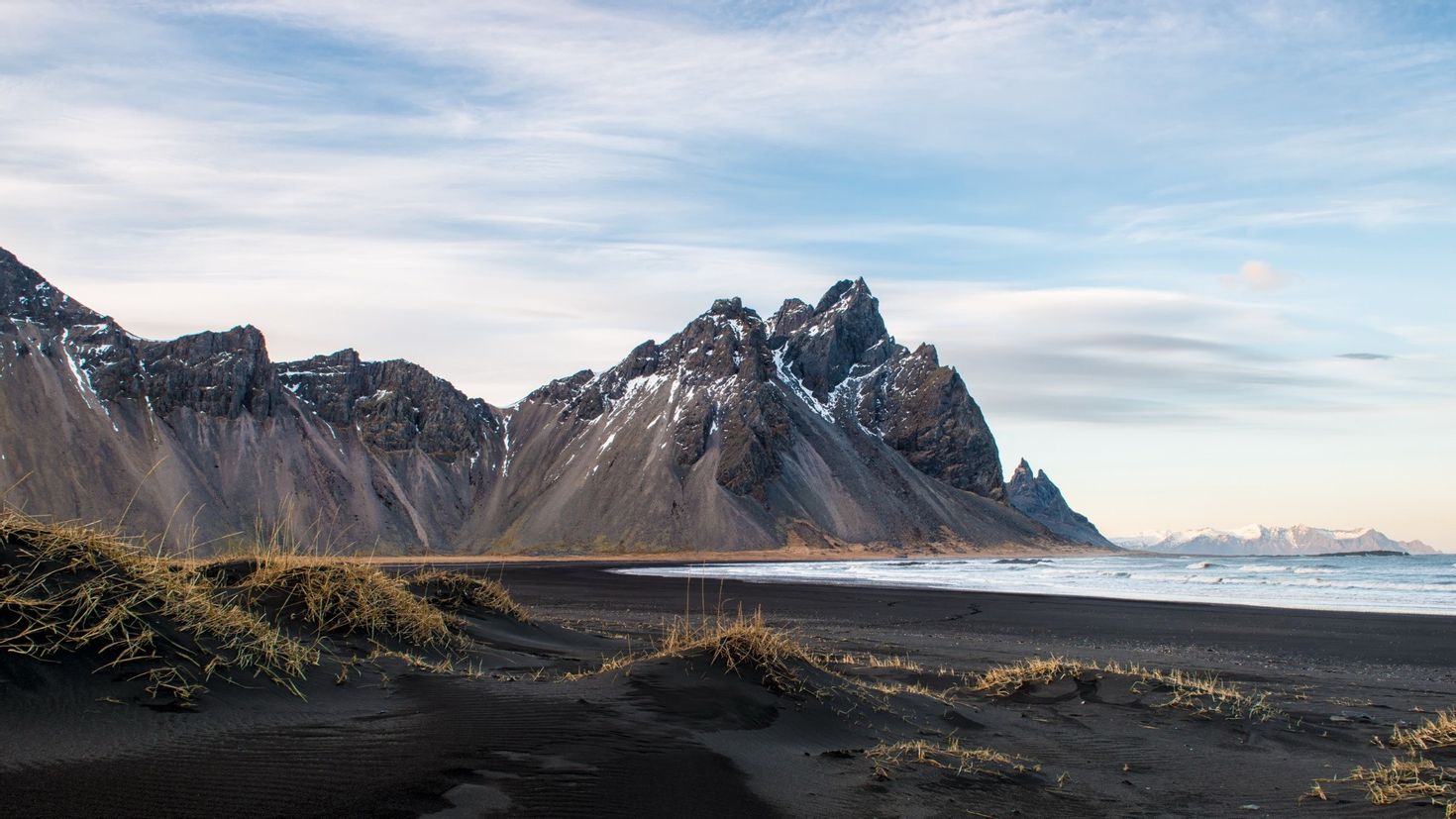 Mountains edge. Vestrahorn Исландия. Горы сандфедль Исландия. Остров Врангеля горы. Природа Sand Исландия гора Vestrahorn Mountain.