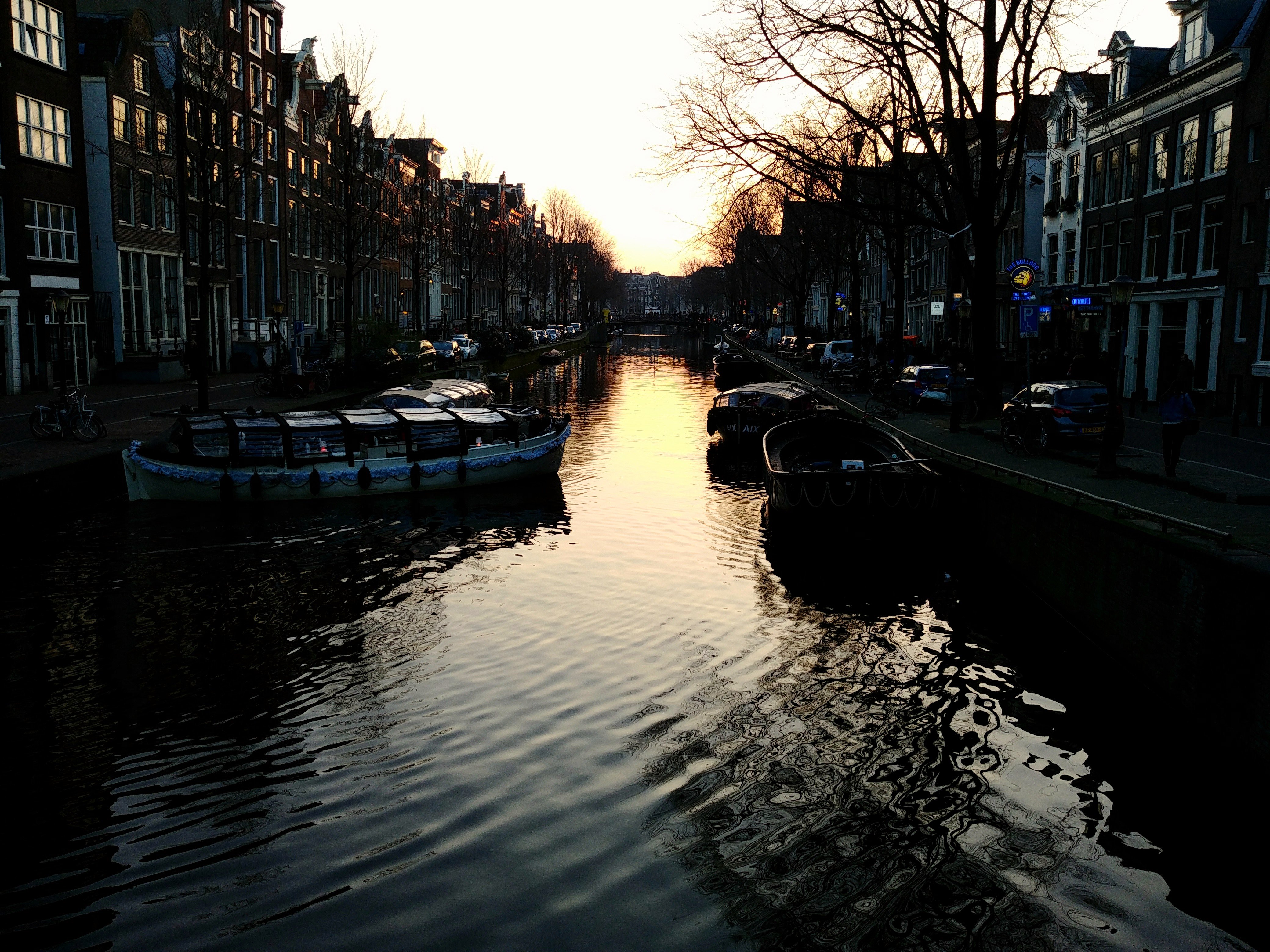 Laden Sie das Gebäude, Kanal, Amsterdam, Sunset, Städte, Boote-Bild kostenlos auf Ihren PC-Desktop herunter