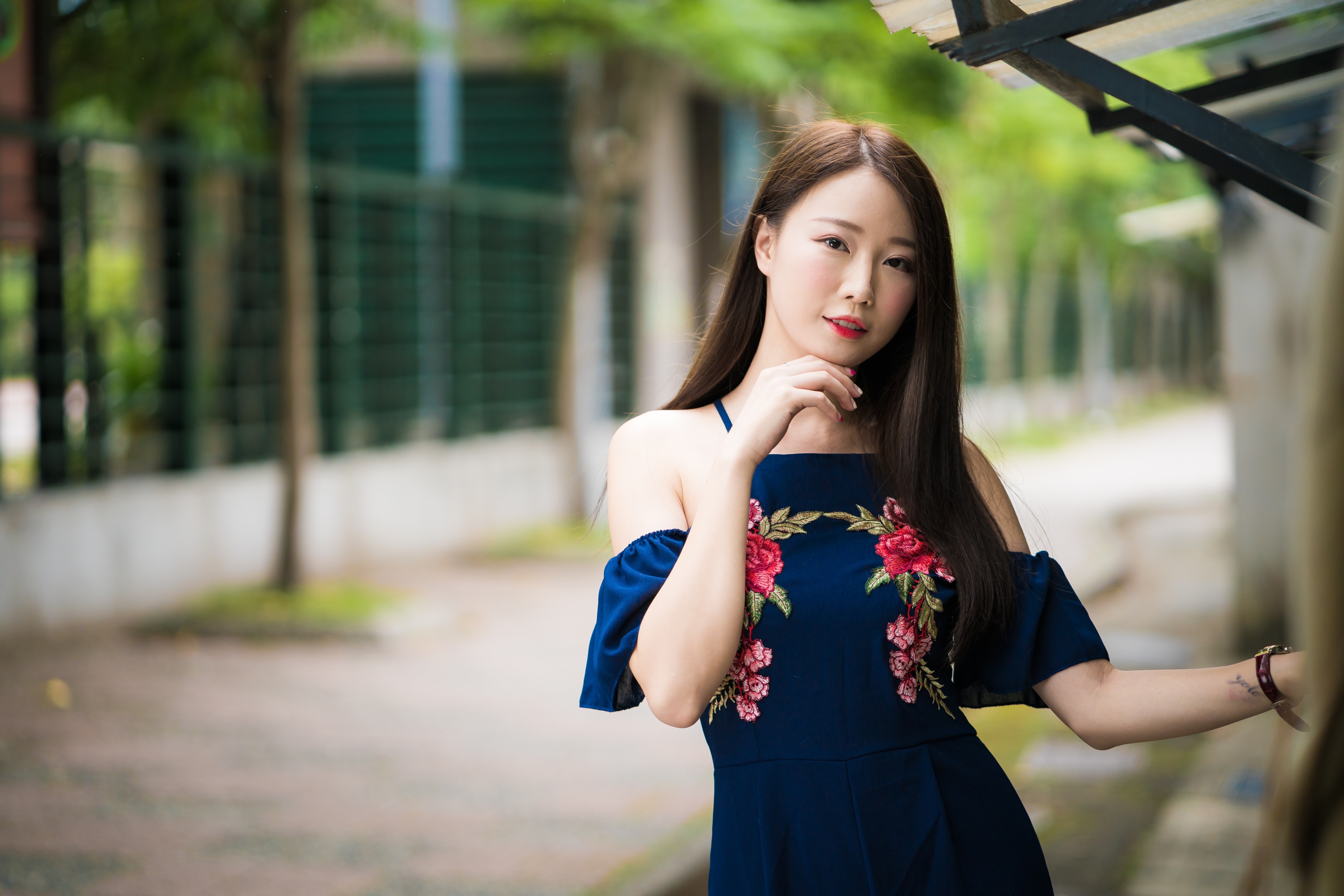 Красивая девушка в азиатском голубом платье