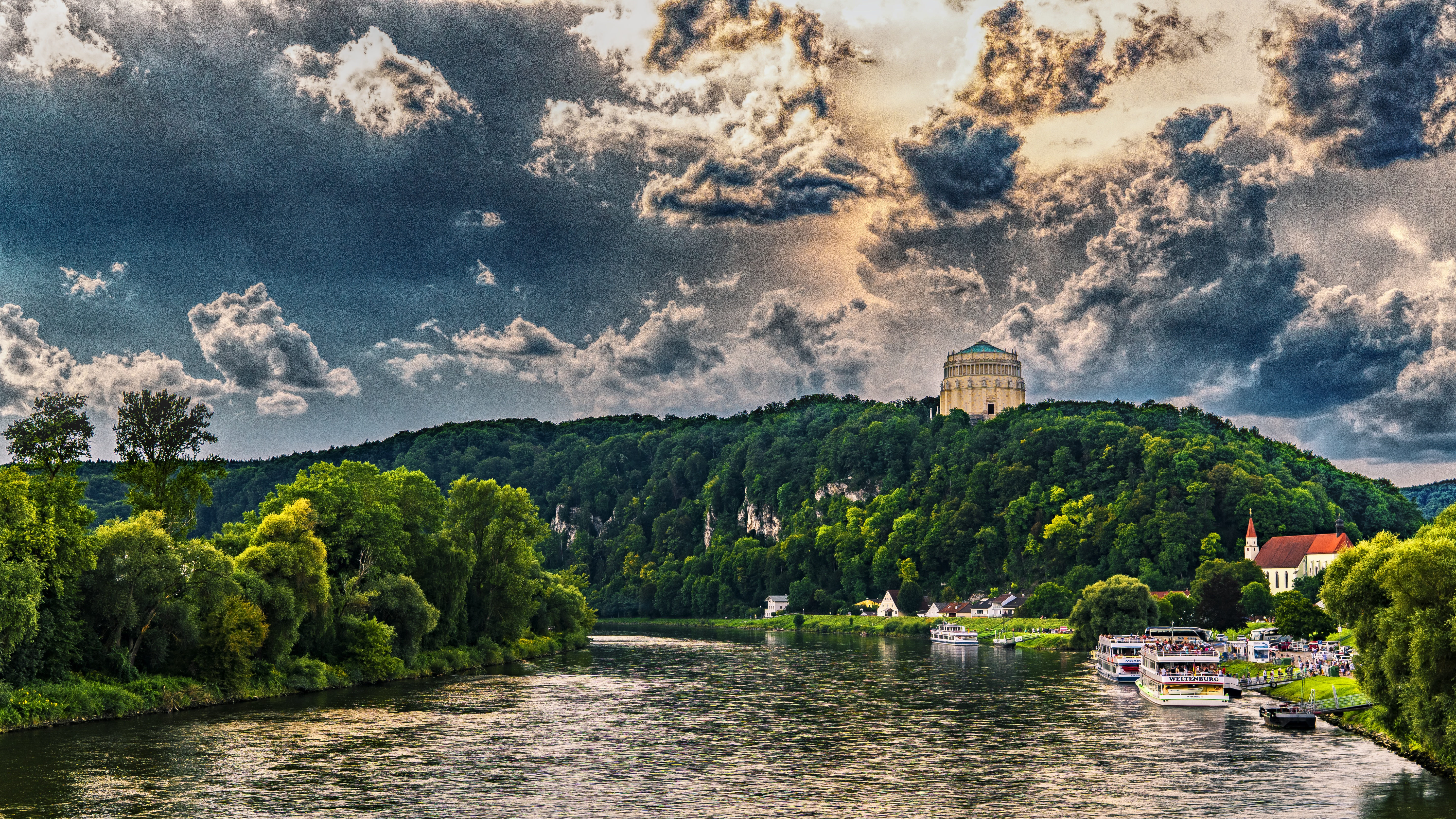 Скачать картинку Бавария, Города, Hdr, Небо, Река, Деревья в телефон бесплатно.