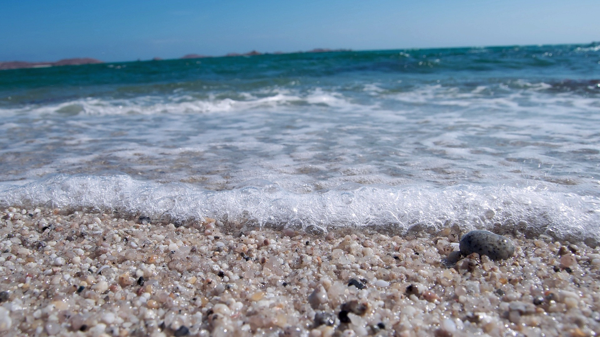 Песчано-галечный пляж фото