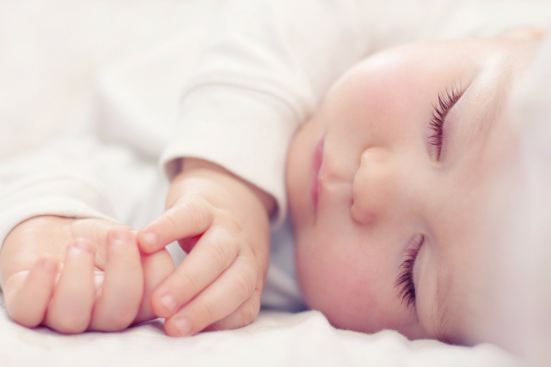 Ребенок лицом спит носом в матрас