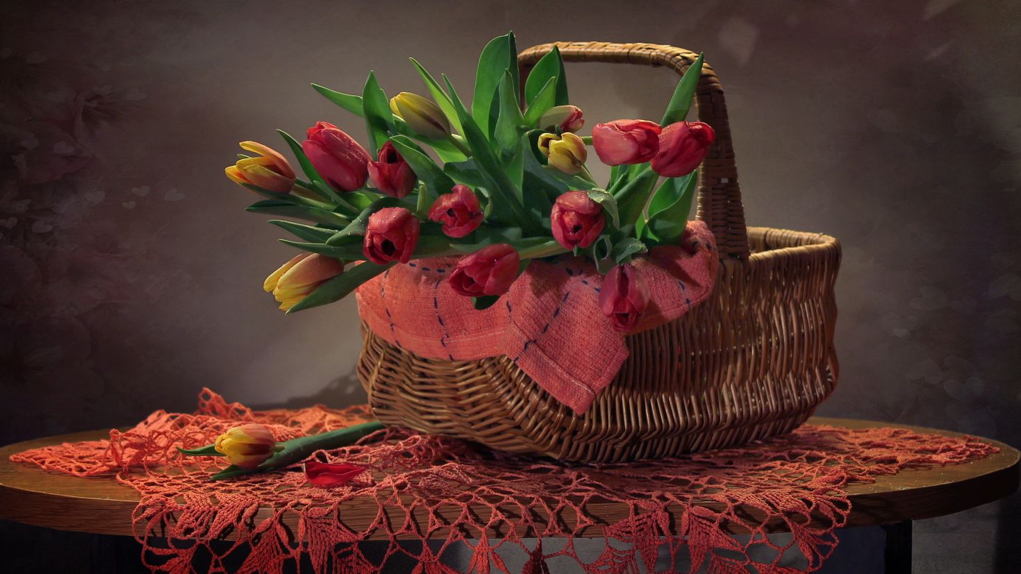 Красные тюльпаны в корзине