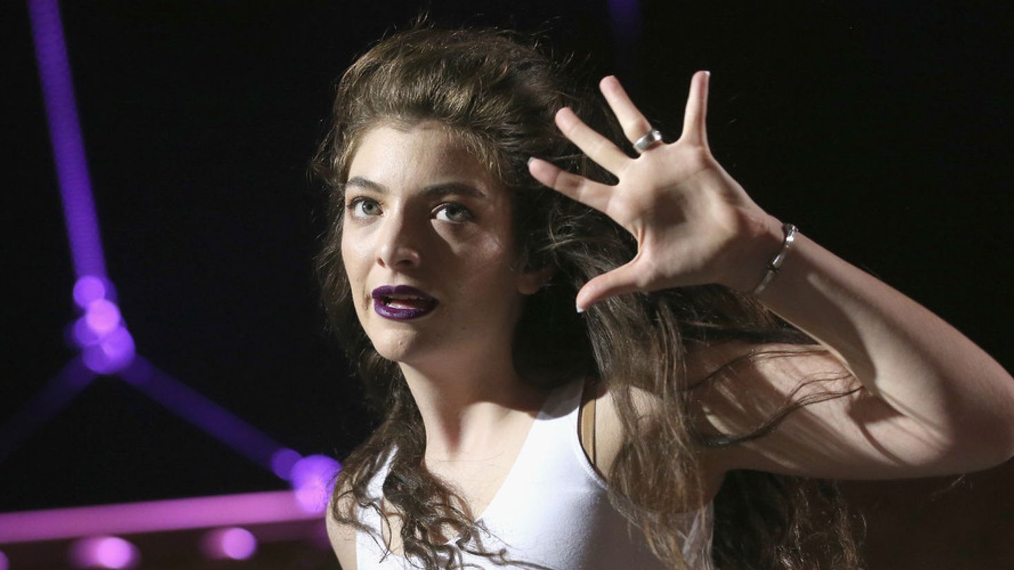 Lorde female Singer smile. Обои певцов 2022 и. женщин.