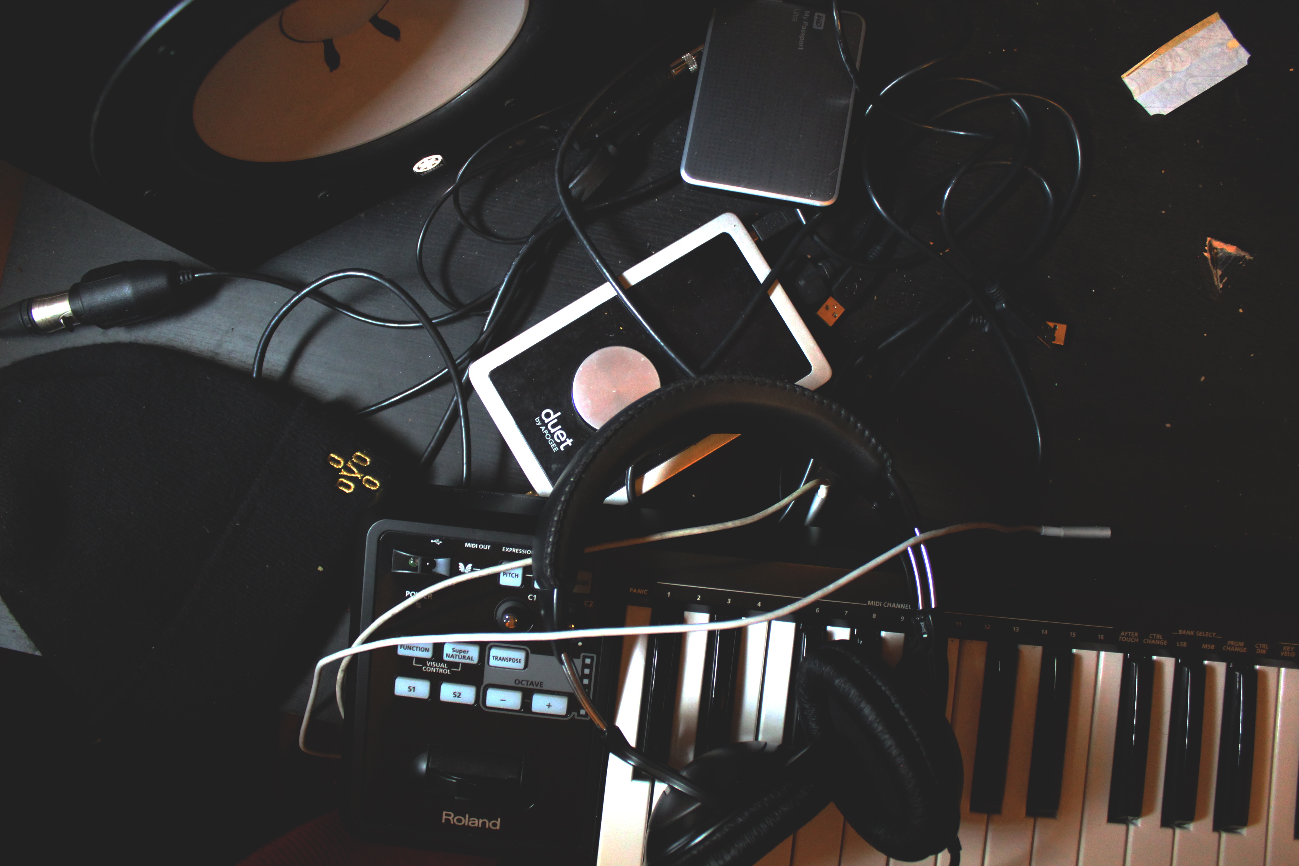 Download PC Wallpaper headphones, music, synthesizer, wires, wire