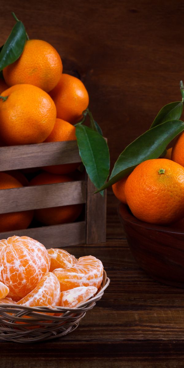 Реклама мандаринов. Апельсин и мандарин. Апельсины с листом. Мандарин цитрусовые. Апельсины на столе.