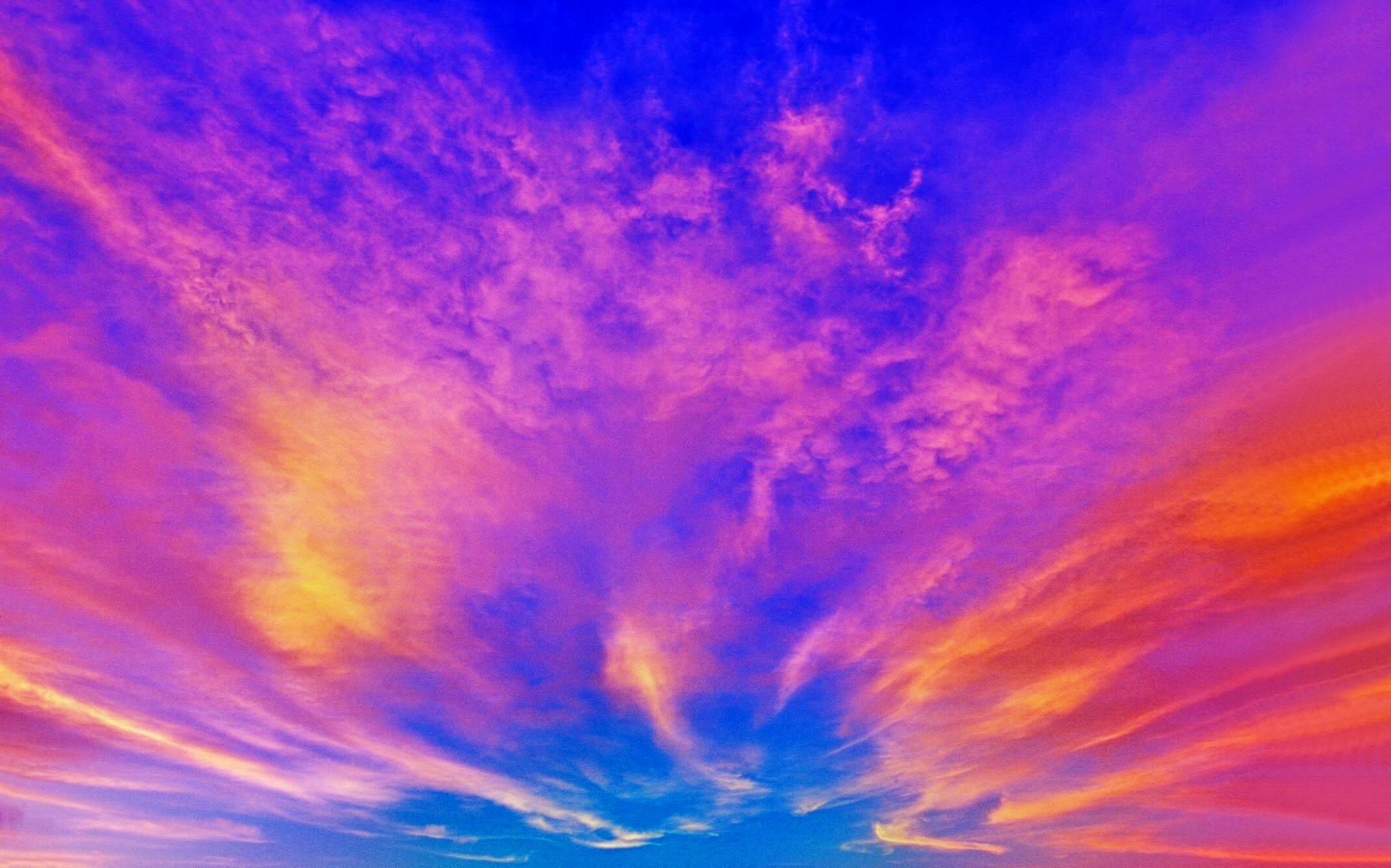 Небо над землей цветными красками ремикс. Красивое небо. Разноцветное небо. Красочное небо. Разноцветные облака.