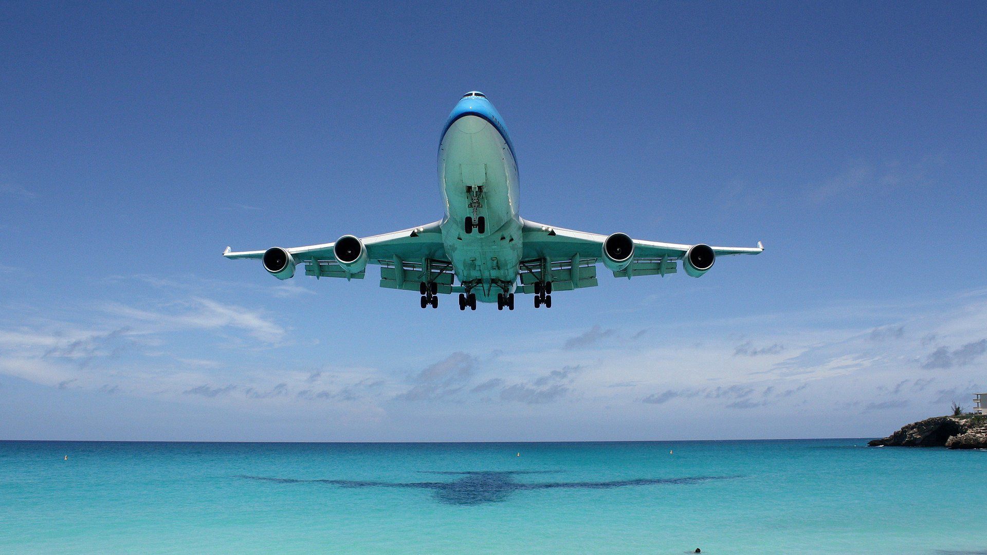 Скачать картинку Boeing 747, Тень, Полет, Океан, Разное в телефон бесплатно.