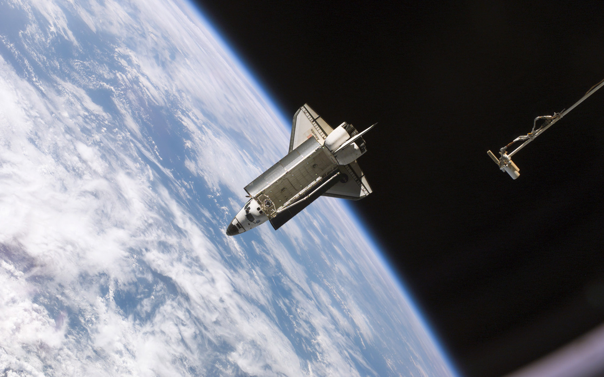 Фото космического корабля в космосе. Спейс шаттл Атлантис. Спейс шаттл космический корабль. Космический шаттл Атлантис. Ракета Спейс шаттл.