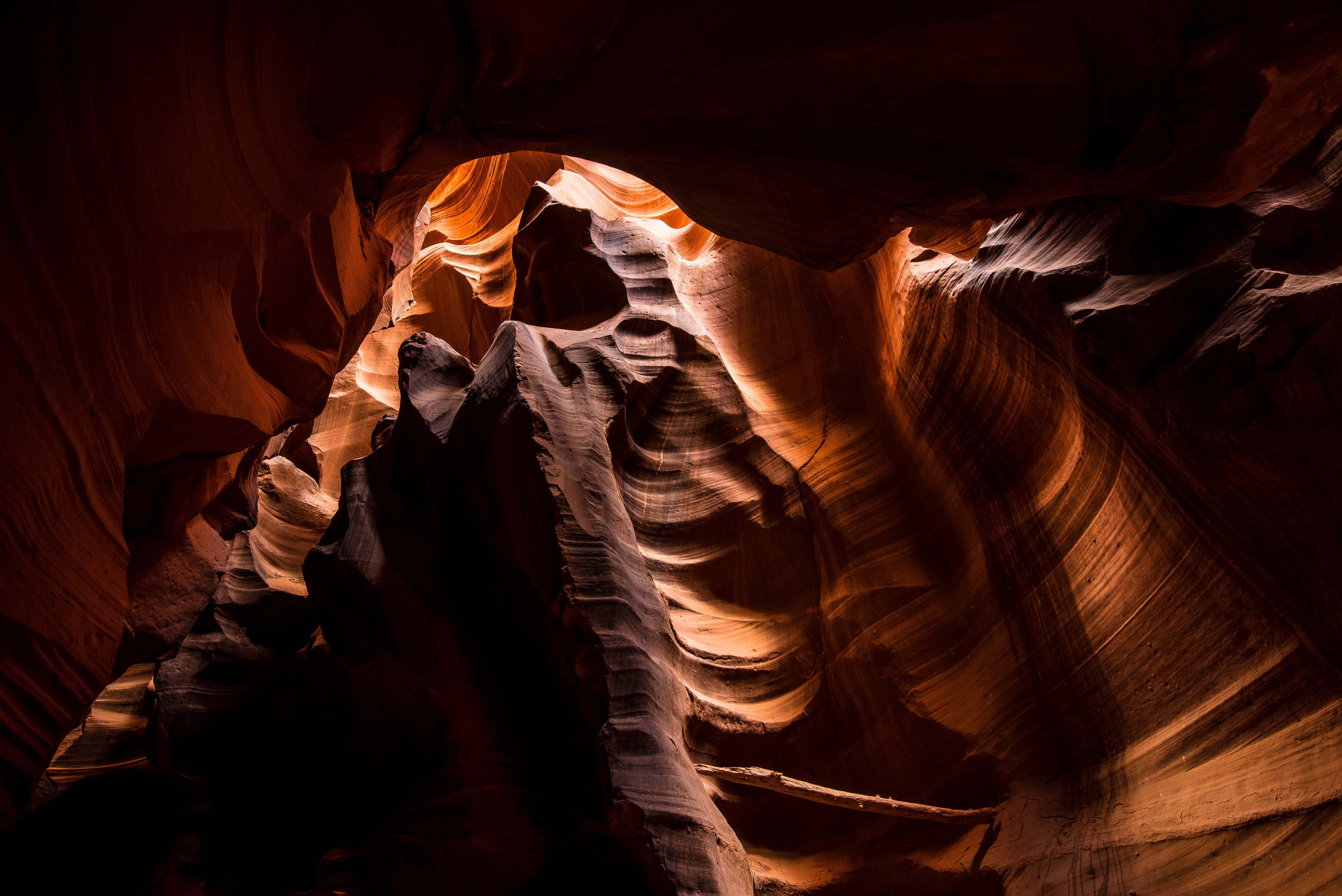 71104 скачать обои темный, поверхность, пещера, природа, каньон, слои - заставки и картинки бесплатно