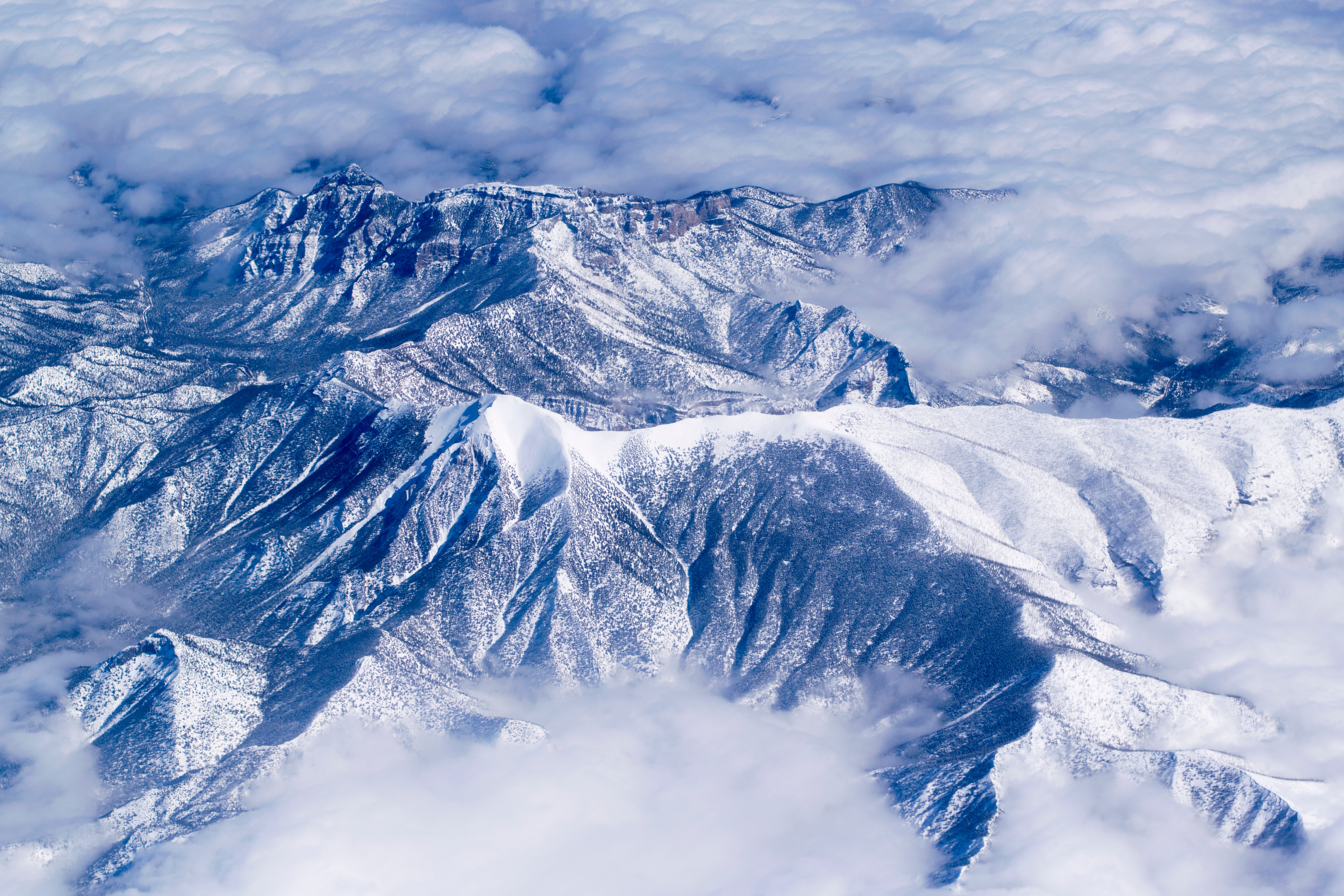 130105 Hintergrundbild herunterladen natur, mountains, schnee, oberteile, scheitelpunkt, schneebedeckt, snowbound - Bildschirmschoner und Bilder kostenlos