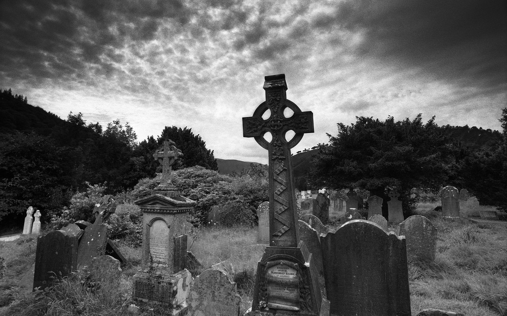 Мрачное кладбище
