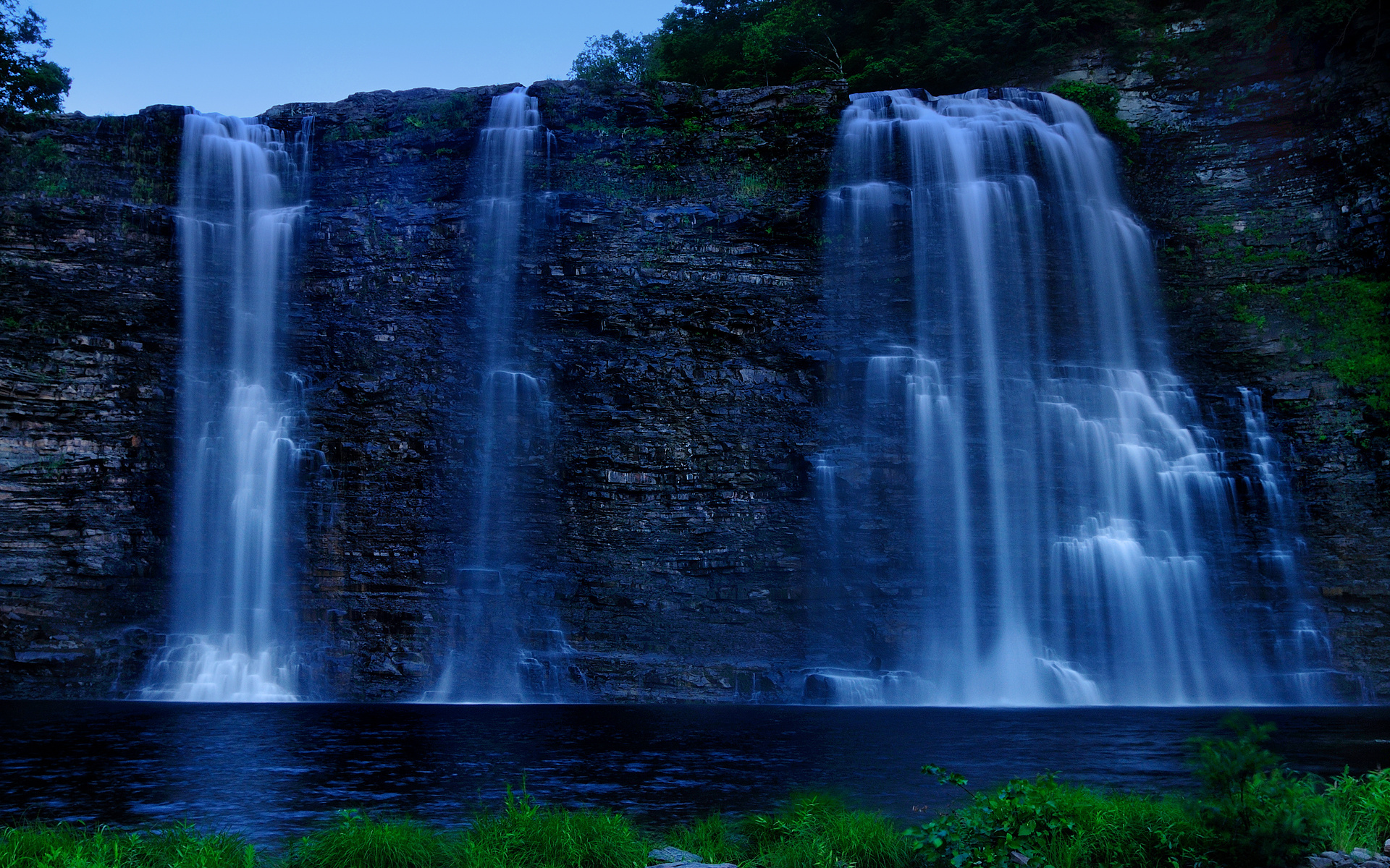 Водопад с голубой водой