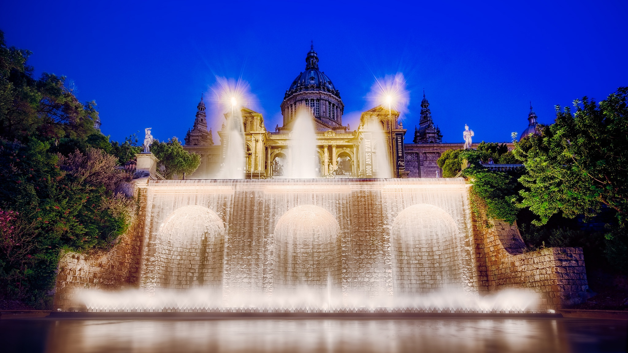 Дворец в Барселоне с фонтаном