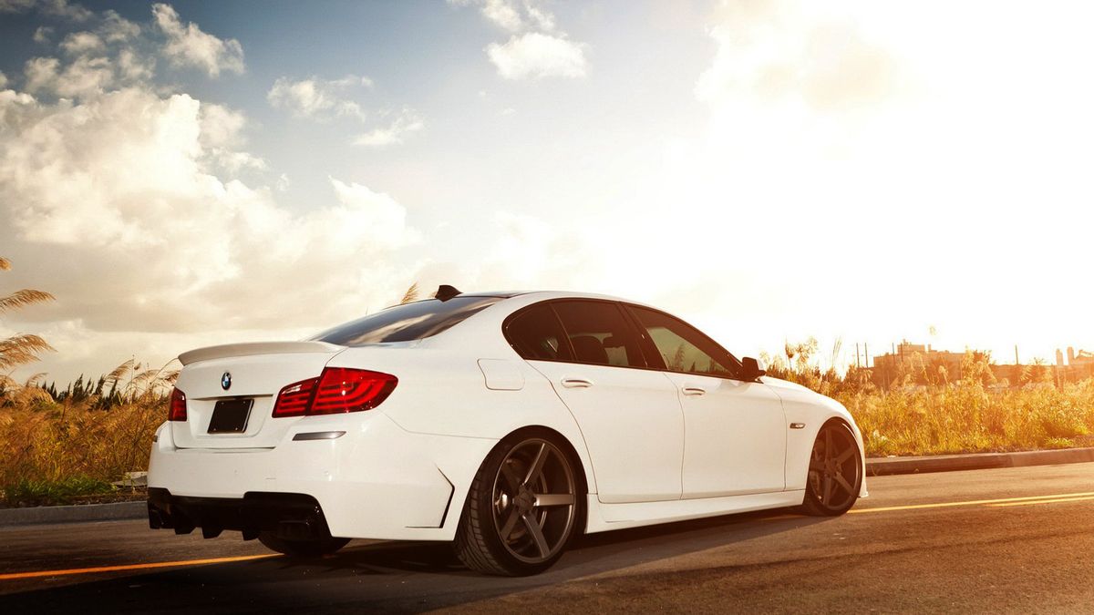 Light tuning. BMW f10 White Tuning. БМВ м5 ф10. BMW f10 белая. Картинки БМВ белая.