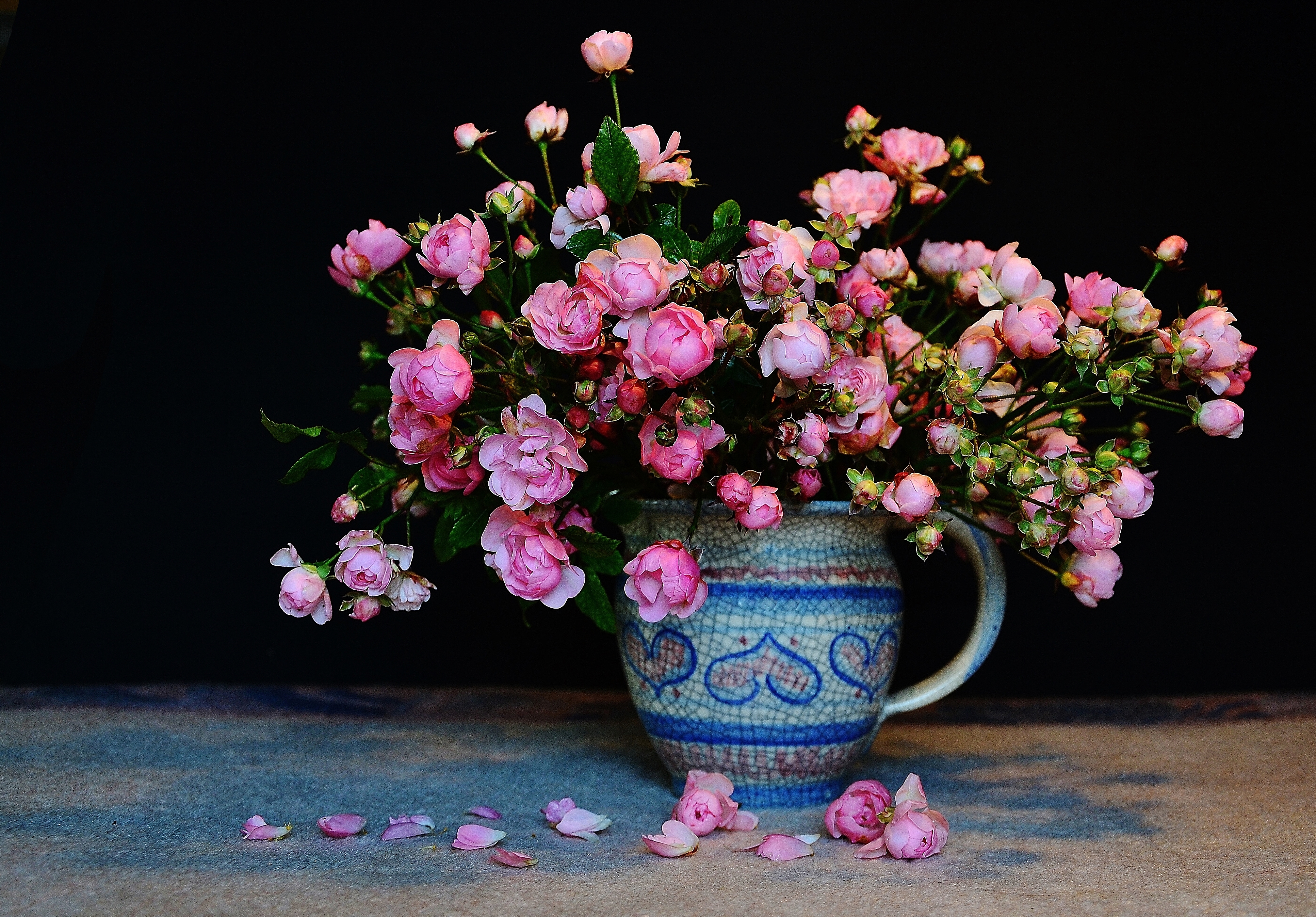 750067 завантажити шпалери створено людиною, квітка, пелюстка, рожева квітка, глечик, роза, натюрморт - заставки і картинки безкоштовно