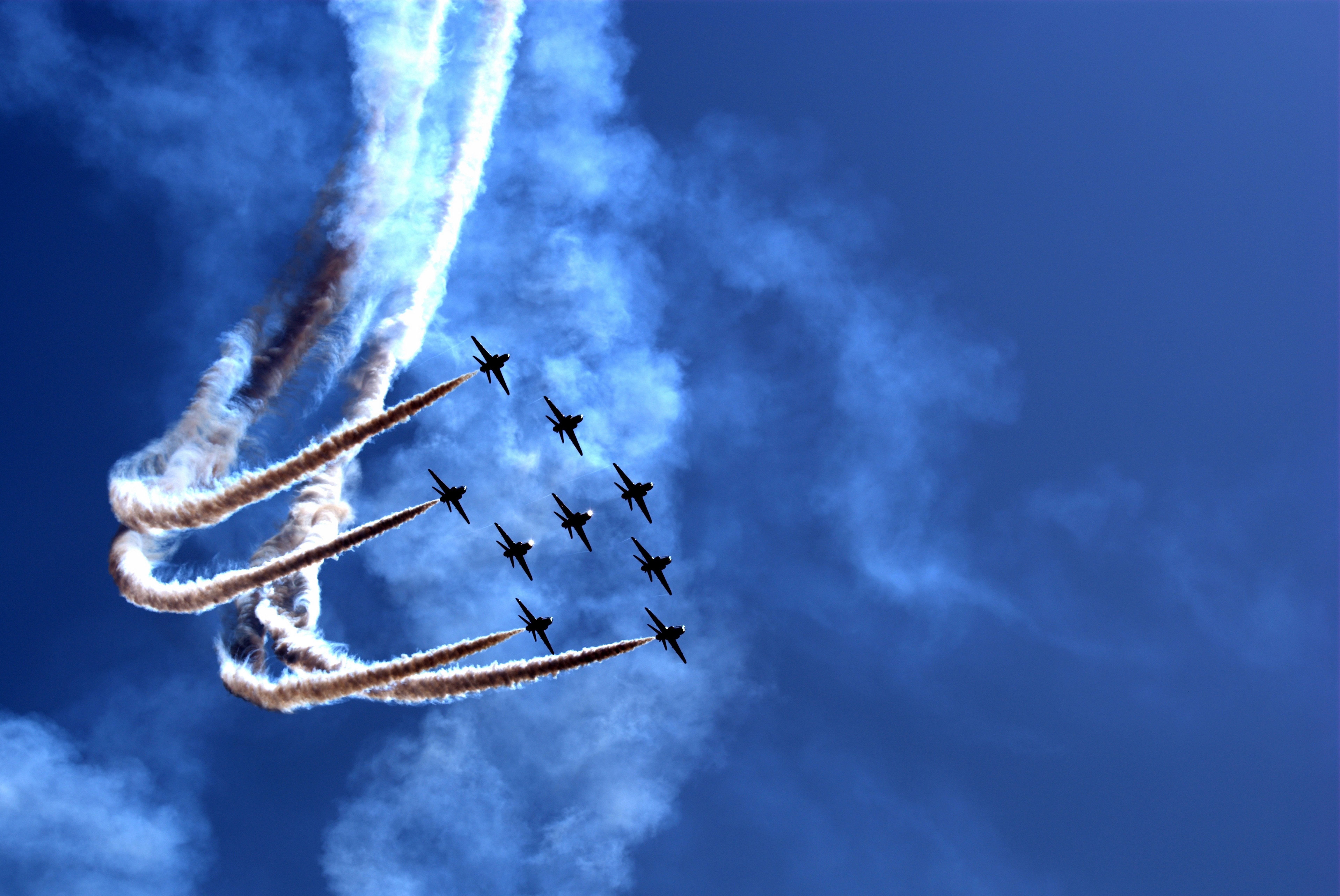 Синее небо без войны. Самолет в небе. Военные самолеты в небе. Обои самолет. Самолет на фоне неба.