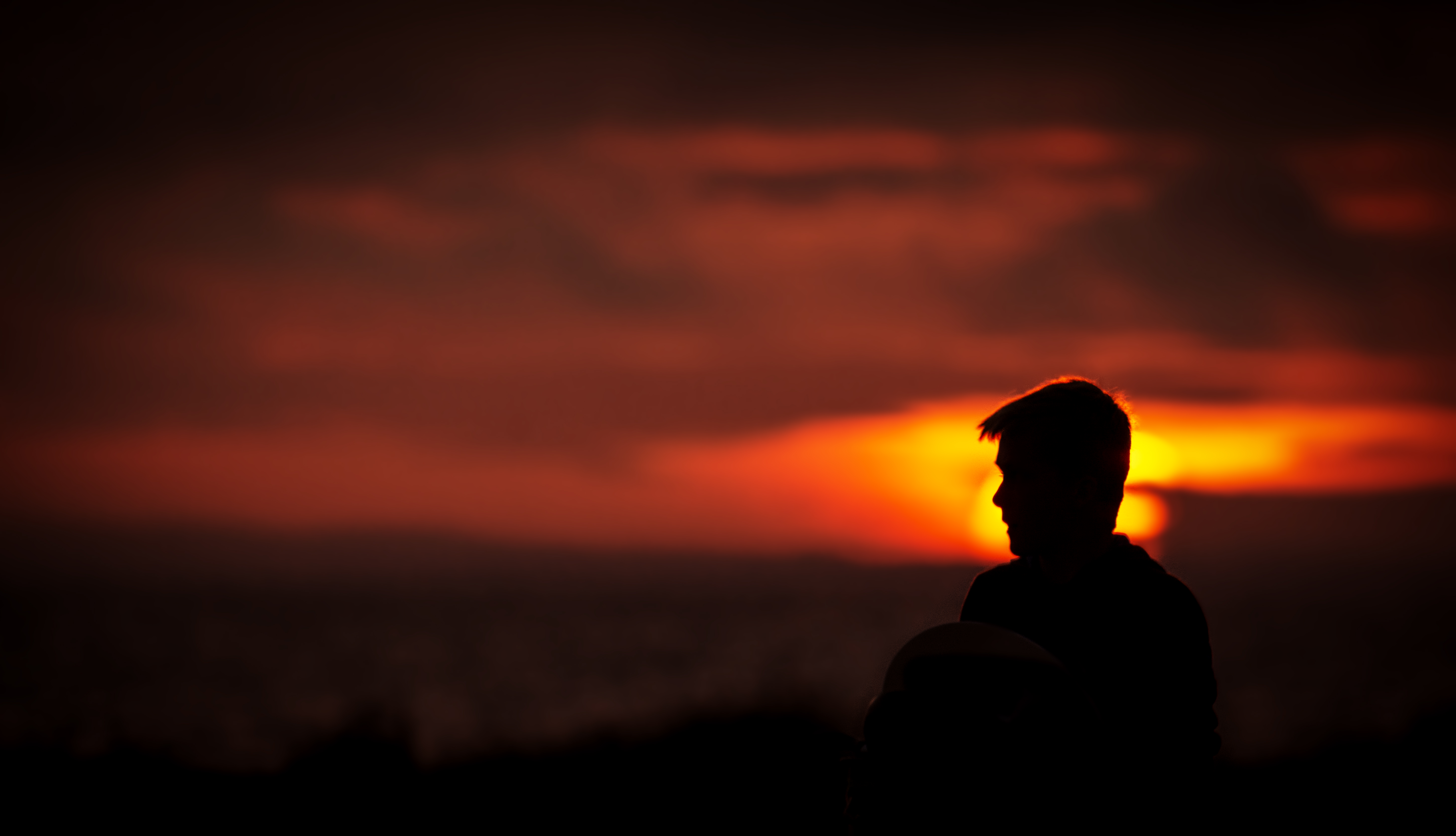 Одинокий человек на фоне заката