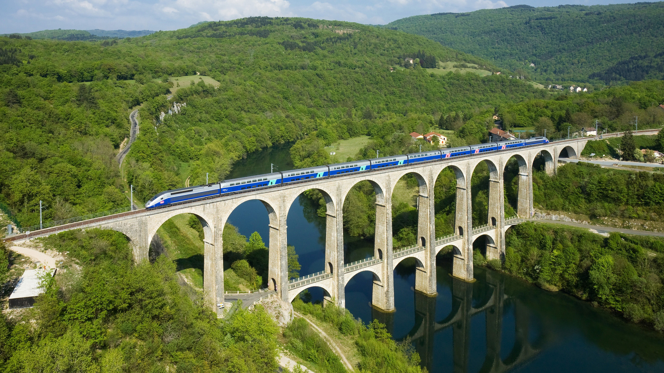 Full HD bridge, train, vehicles