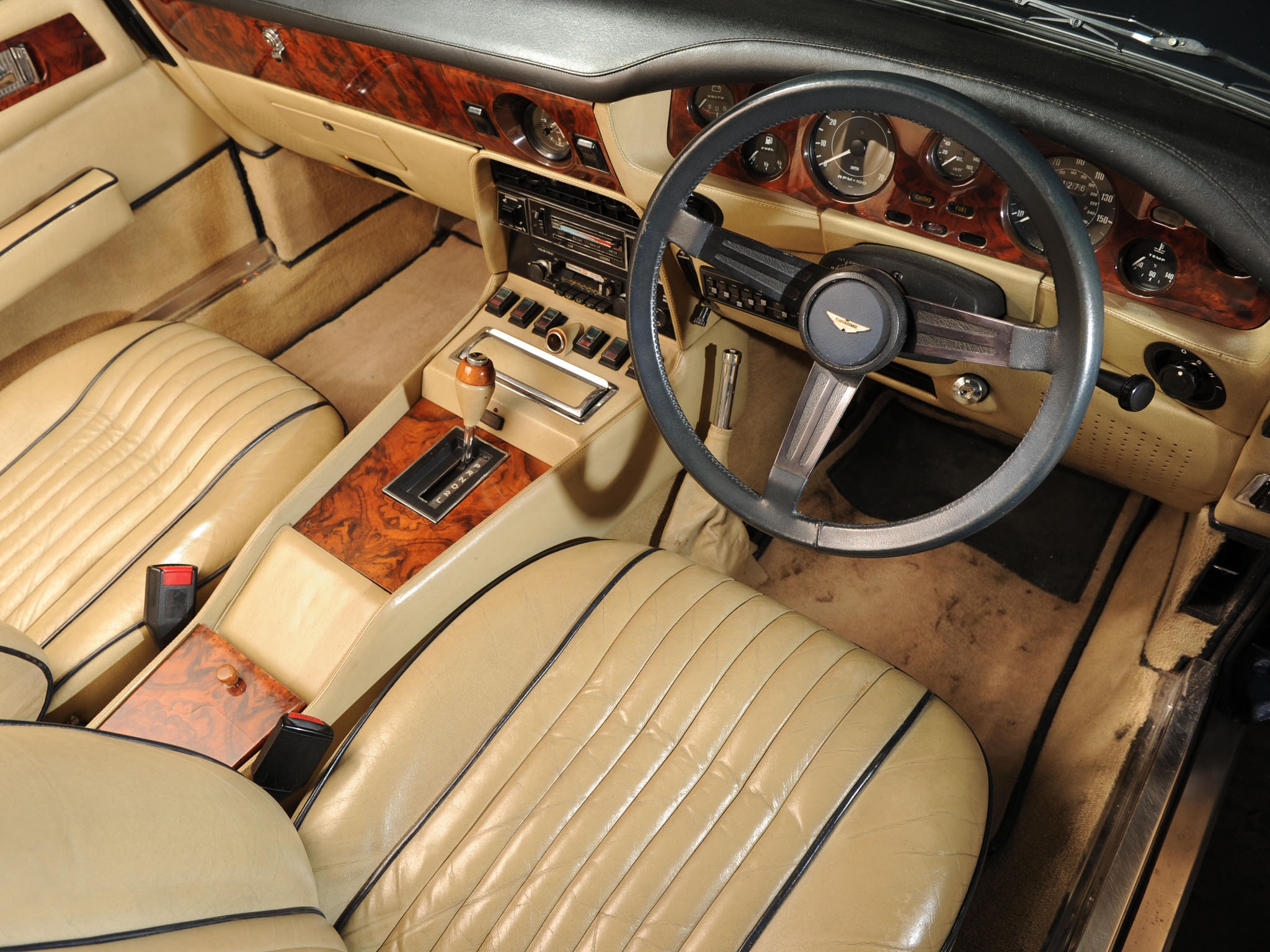 Handy-Wallpaper Interior, Lenkrad, Ruder, Salon, Tachometer, Tacho, V8, Volante, 1977, Cars, Aston Martin, Beige kostenlos herunterladen.