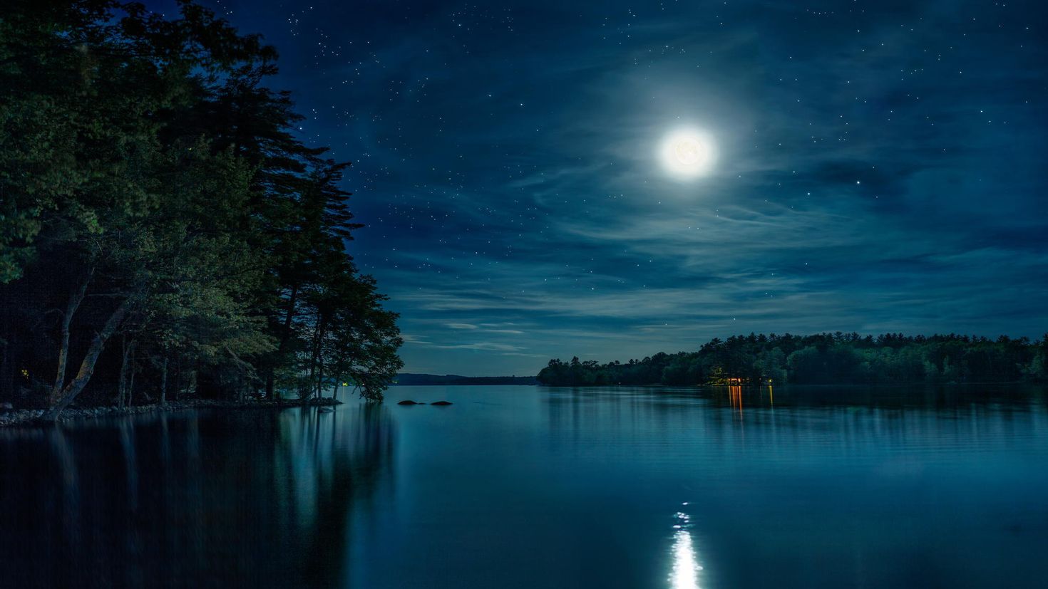 Ночное озеро. Ночной пейзаж. Озеро ночью. Летняя ночь.
