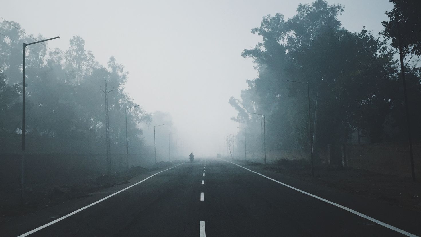 Эстетика тумана на дороге