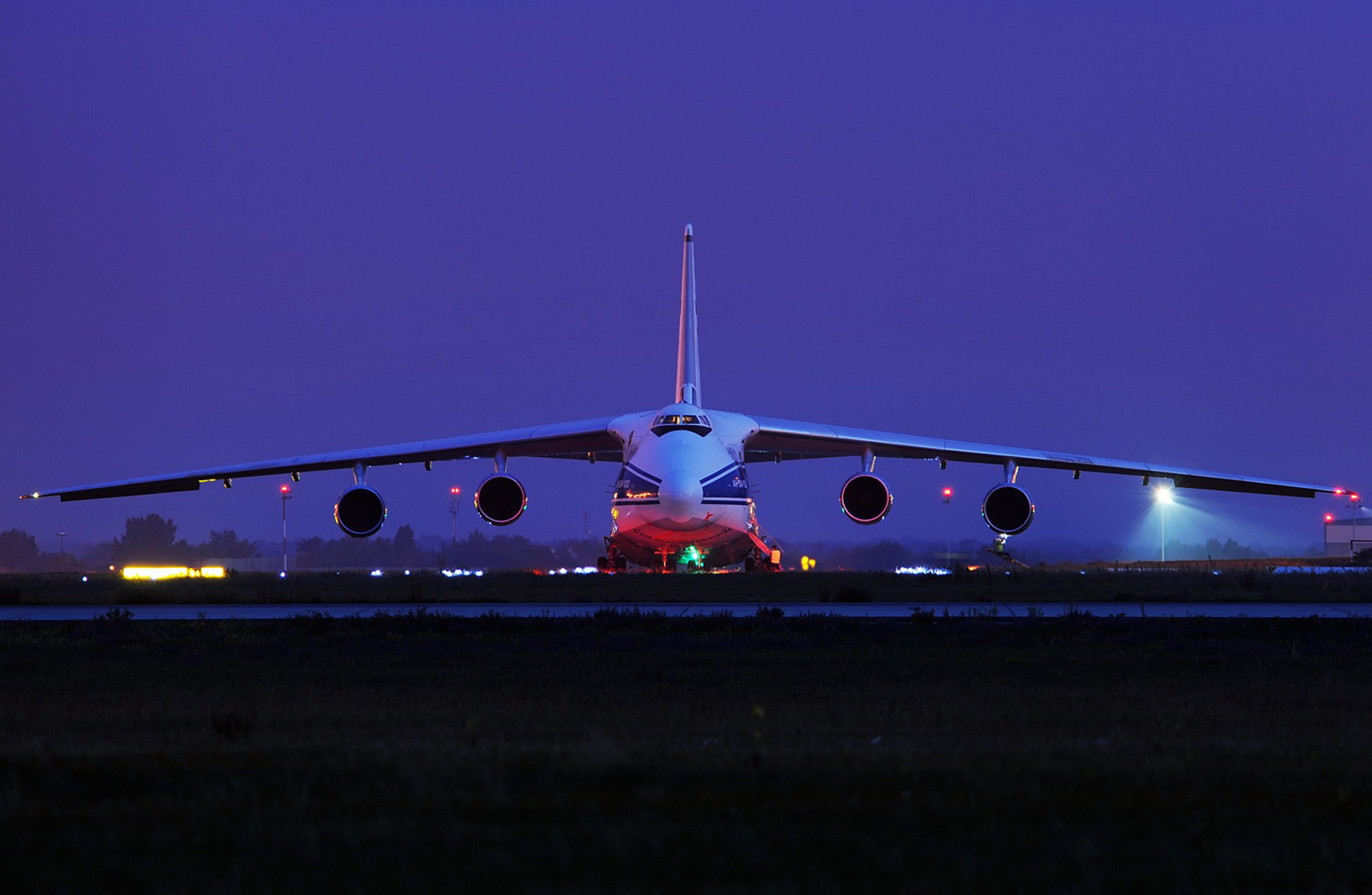 Компьютер самолет. АН-124 Руслан ночью. АН 225 Мрия ночью. АН 225 Руслан взлет. АН 124 Руслан обои.