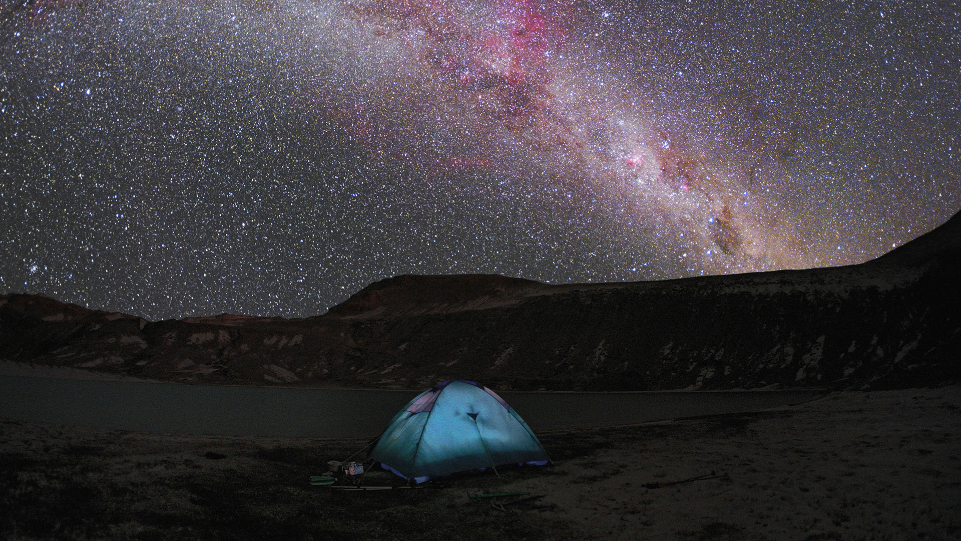 Палатка на фоне звездного неба