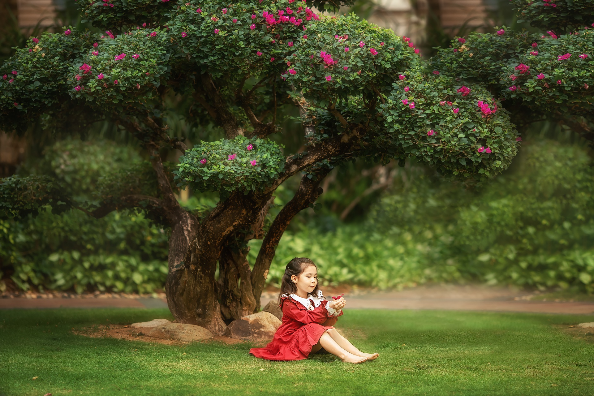 Девочка под деревом