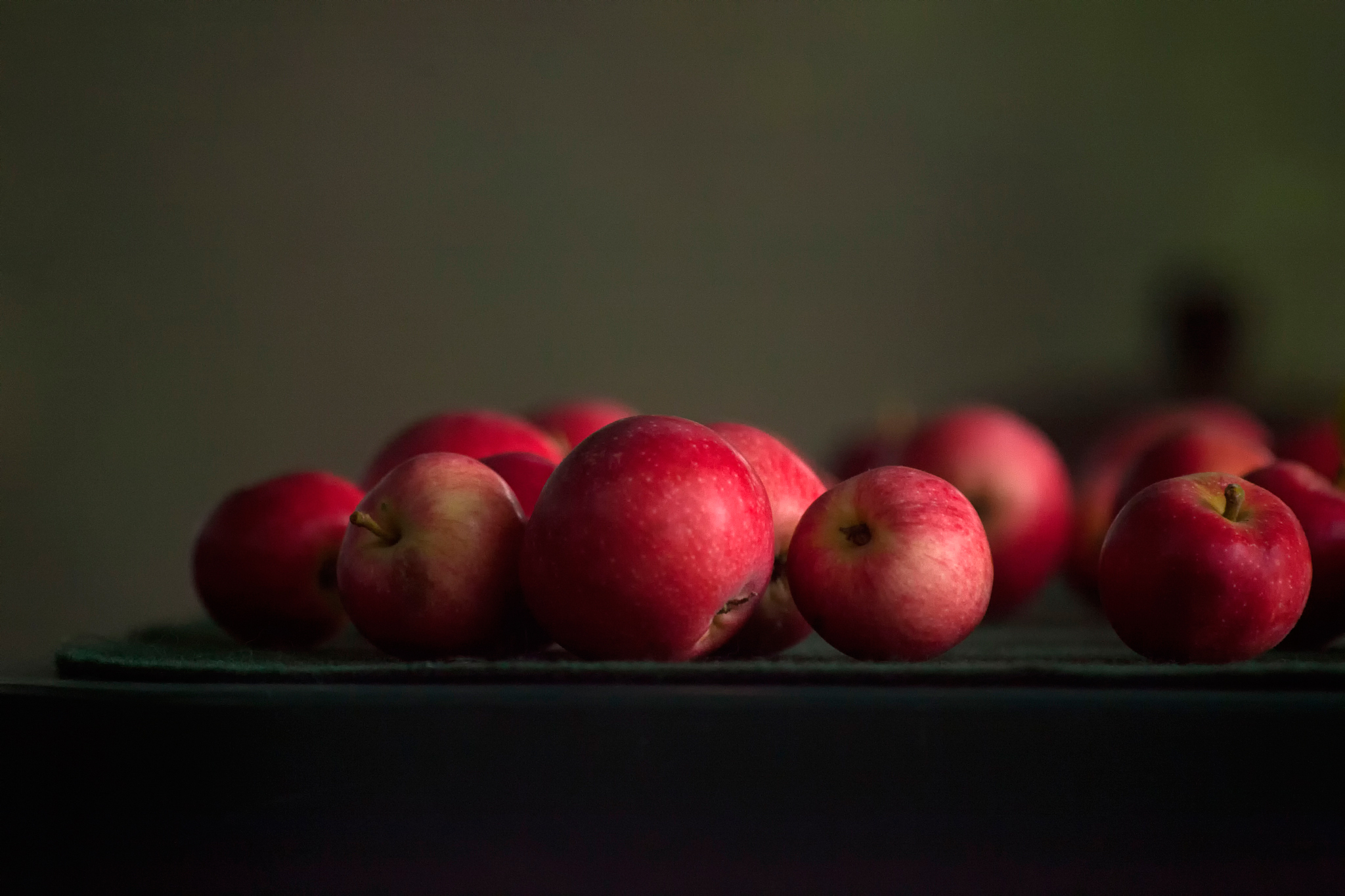 Яблоки на столе фото
