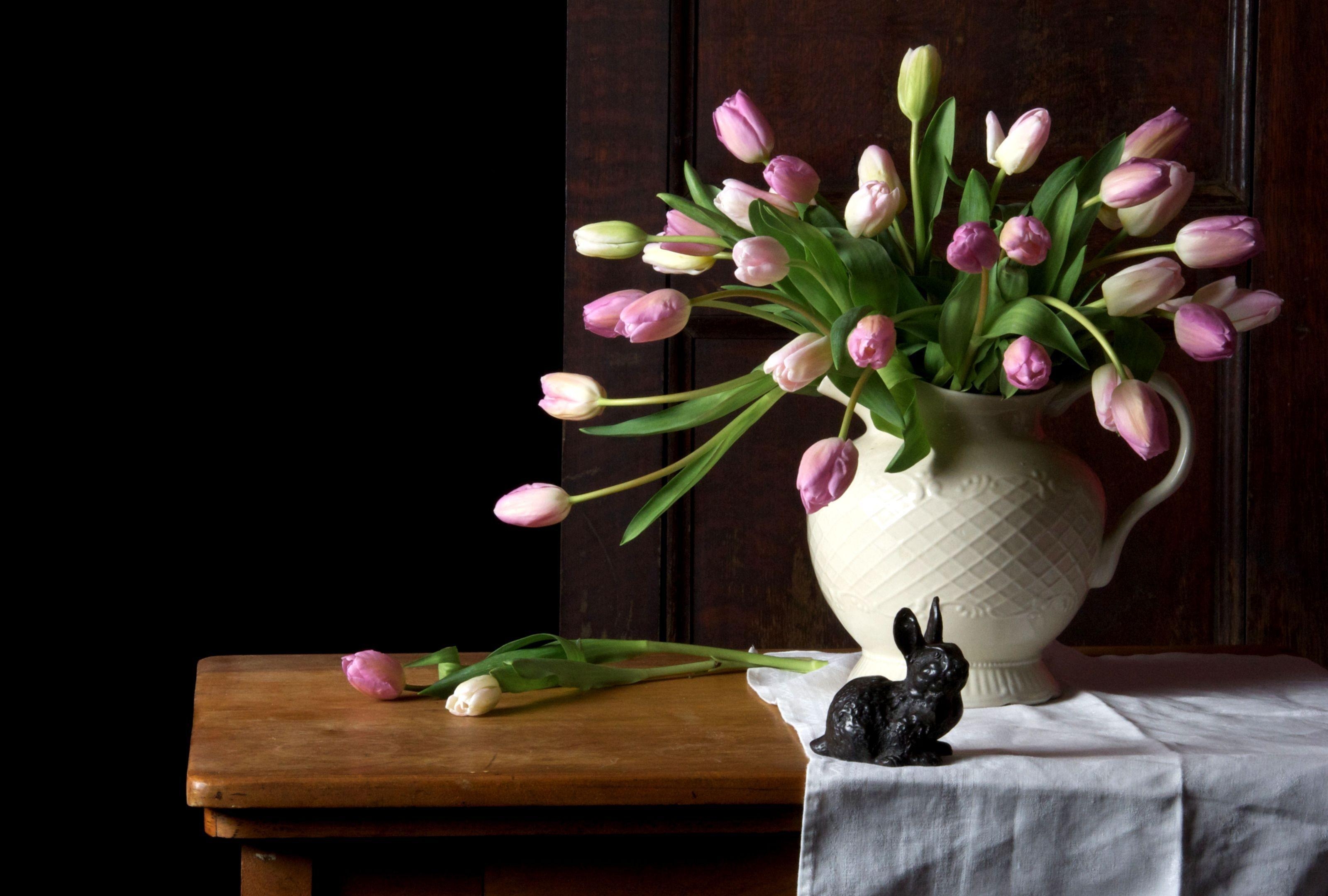 112280 скачать картинку тюльпаны, букет, ваза, стол, цветы, салфетка, кролик - обои и заставки бесплатно